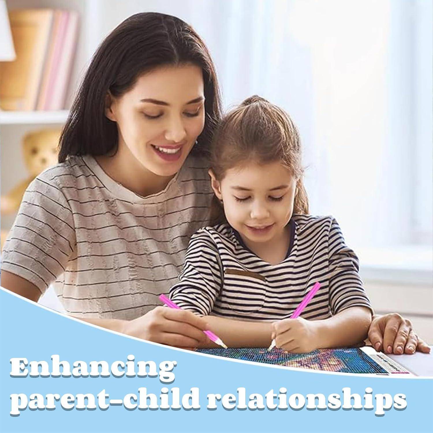 Mutter und kleine Tochter zeichnen zusammen an einem Tisch, mit dem Text „Verbesserung der Eltern-Kind-Beziehungen