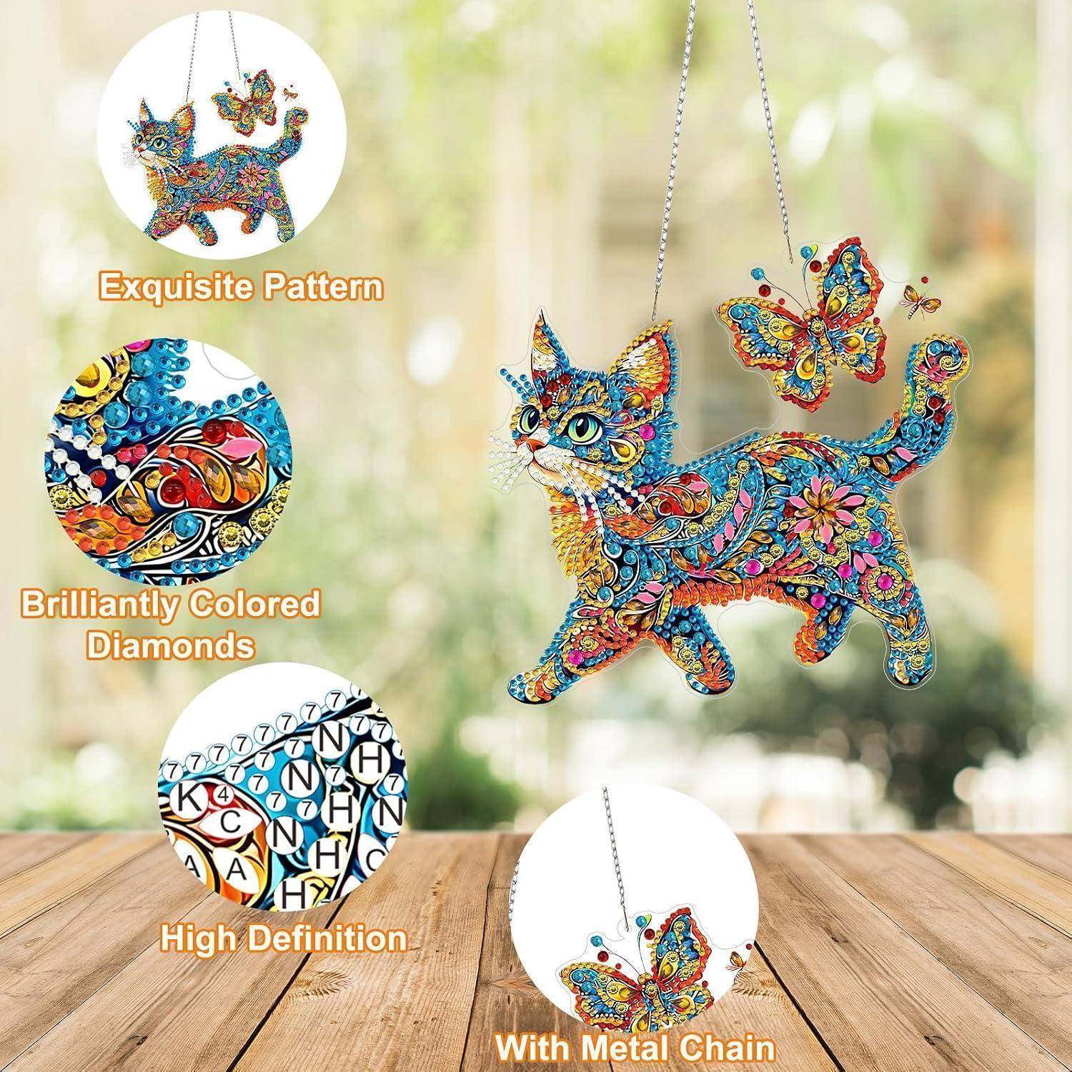 Farbenfrohe Katzen- und Schmetterlingsanhänger mit Juwelen zum Aufhängen, gezeigt mit Nahaufnahmen, die das Muster, die glänzenden Rhinesteine und die Metallkette hervorheben.