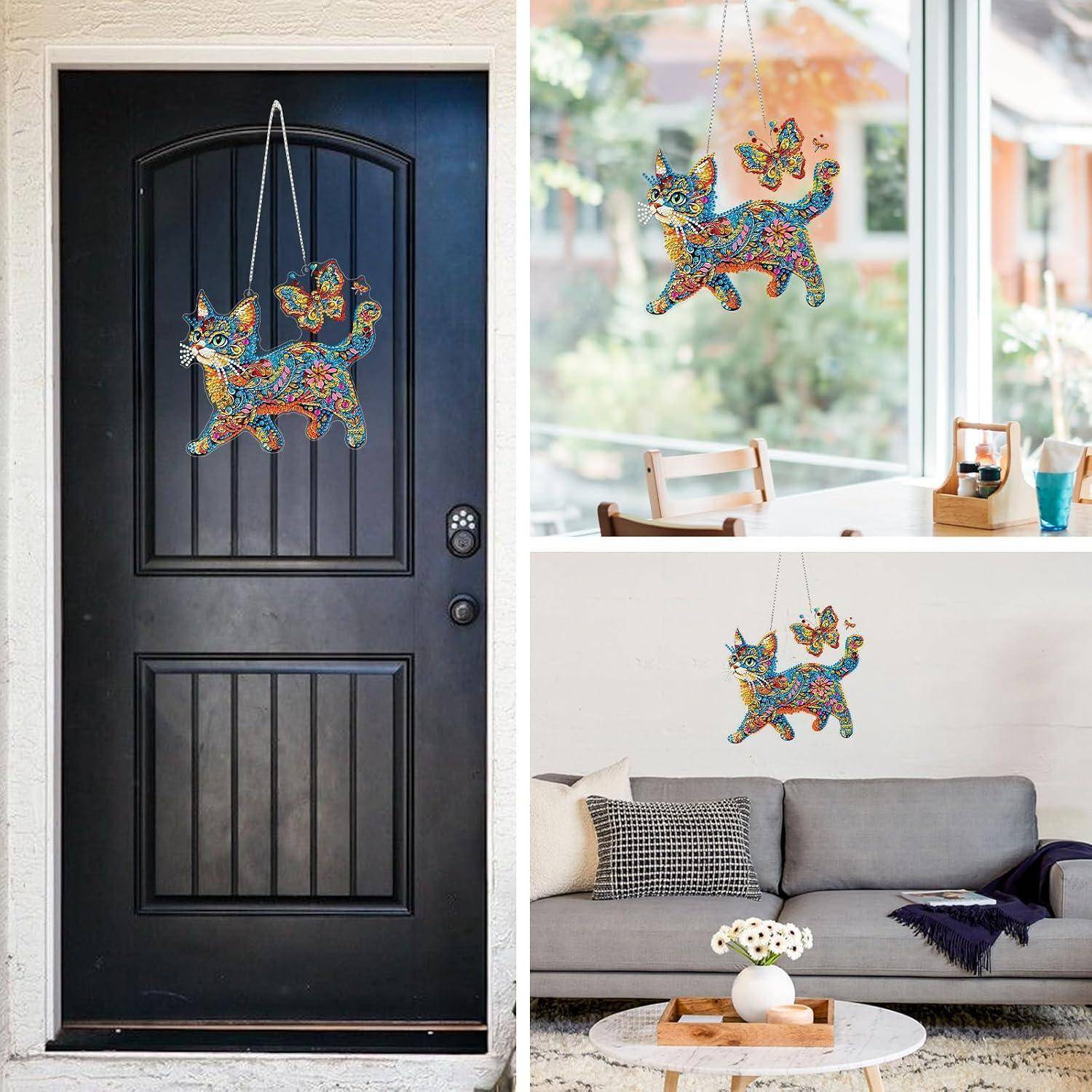 Bunte Katzen- und Schmetterlingsgirlande zum Aufhängen, ausgestellt an einer schwarzen Haustür, einem Fenster und einer Wohnzimmerwand.