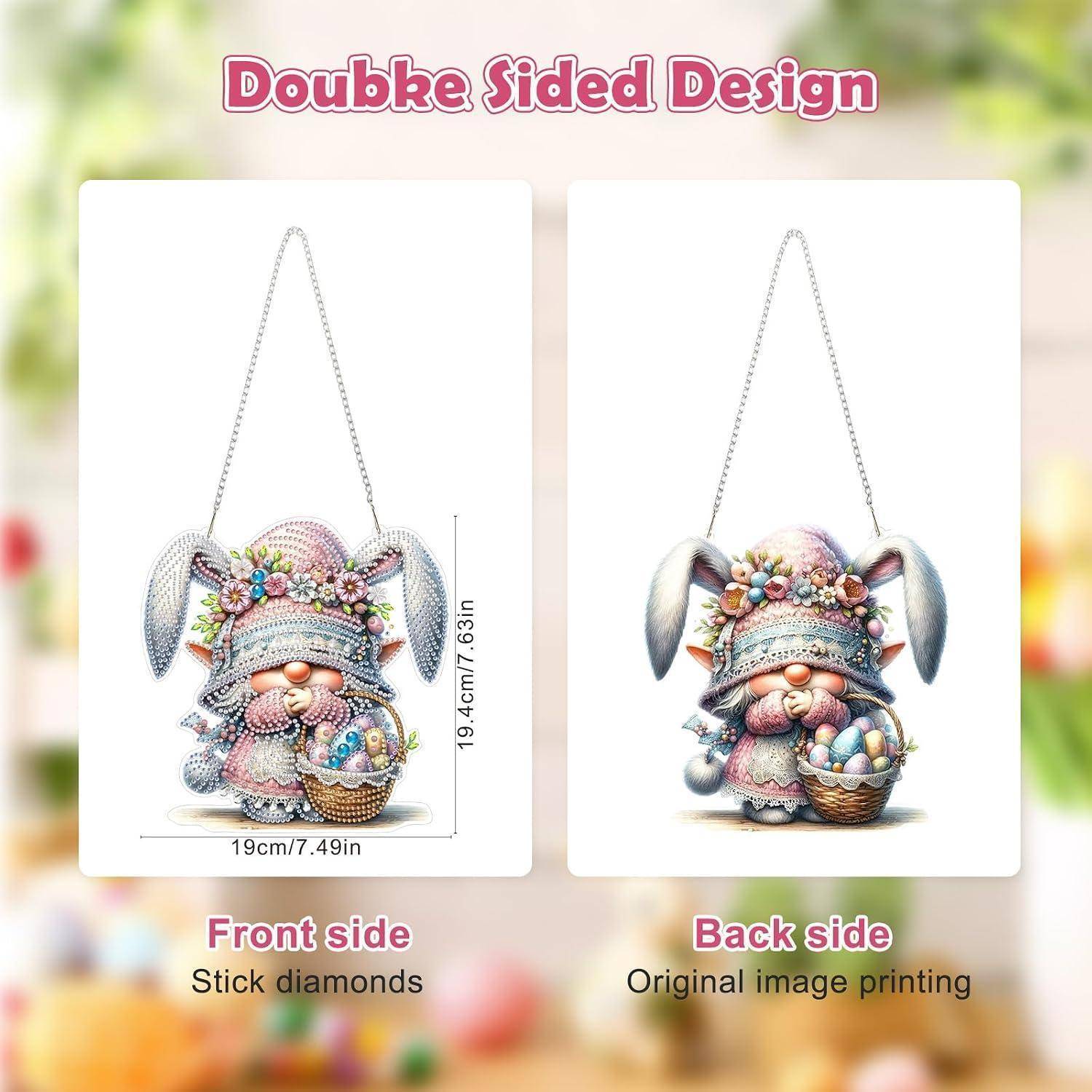 Produktgrafik eines doppelseitigen Osterhasen-Wandbehang: Vorderseite mit Stäbchen-Rauten, Rückseite mit originalem Druckbild, Größe 19 cm x 19,4 cm.