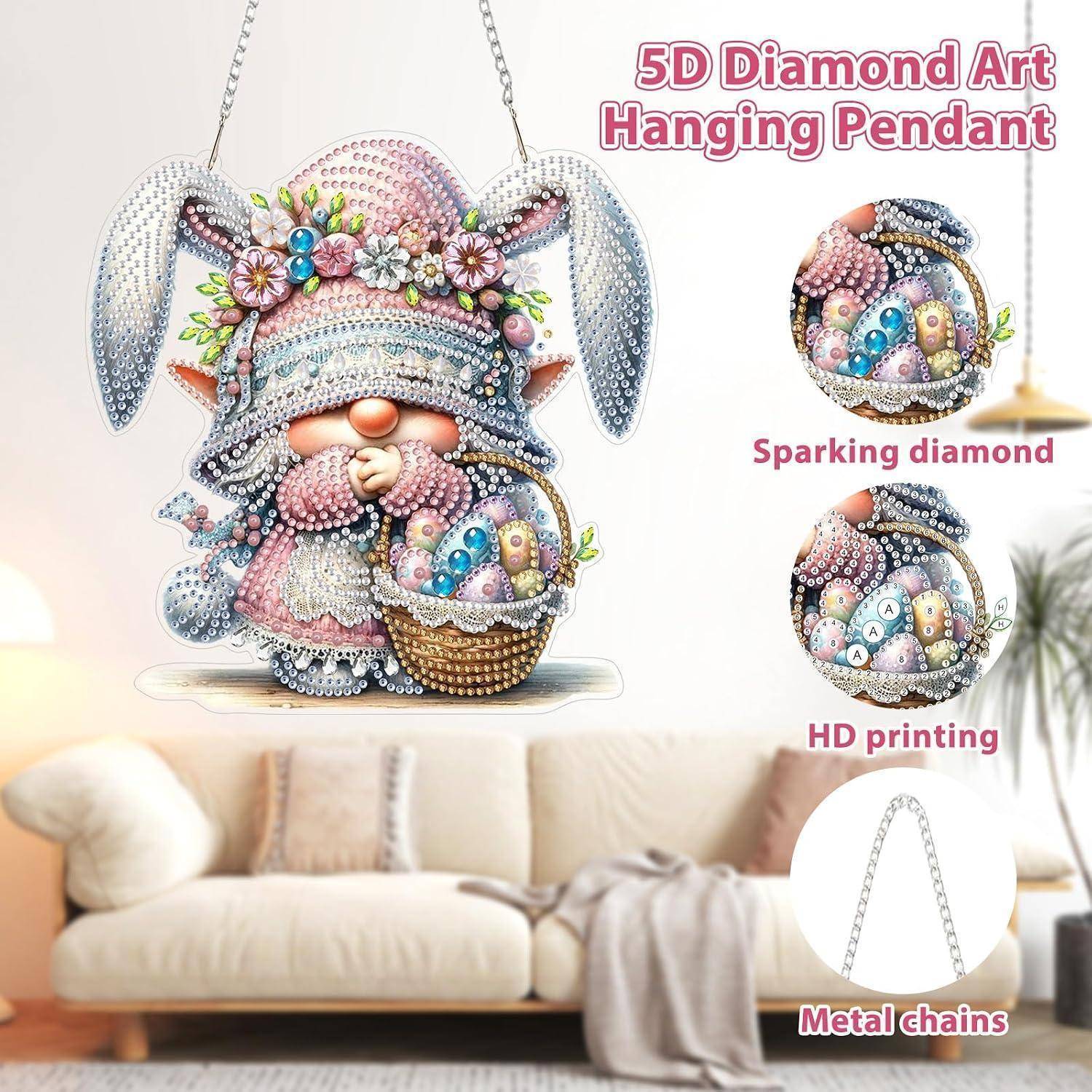 Werbebild eines 5D-Diamantkunst-Anhängers in Form eines Hasen in einem Korb, mit Nahaufnahmen, die funkelnde Diamantdetails und Metallketten zeigen.