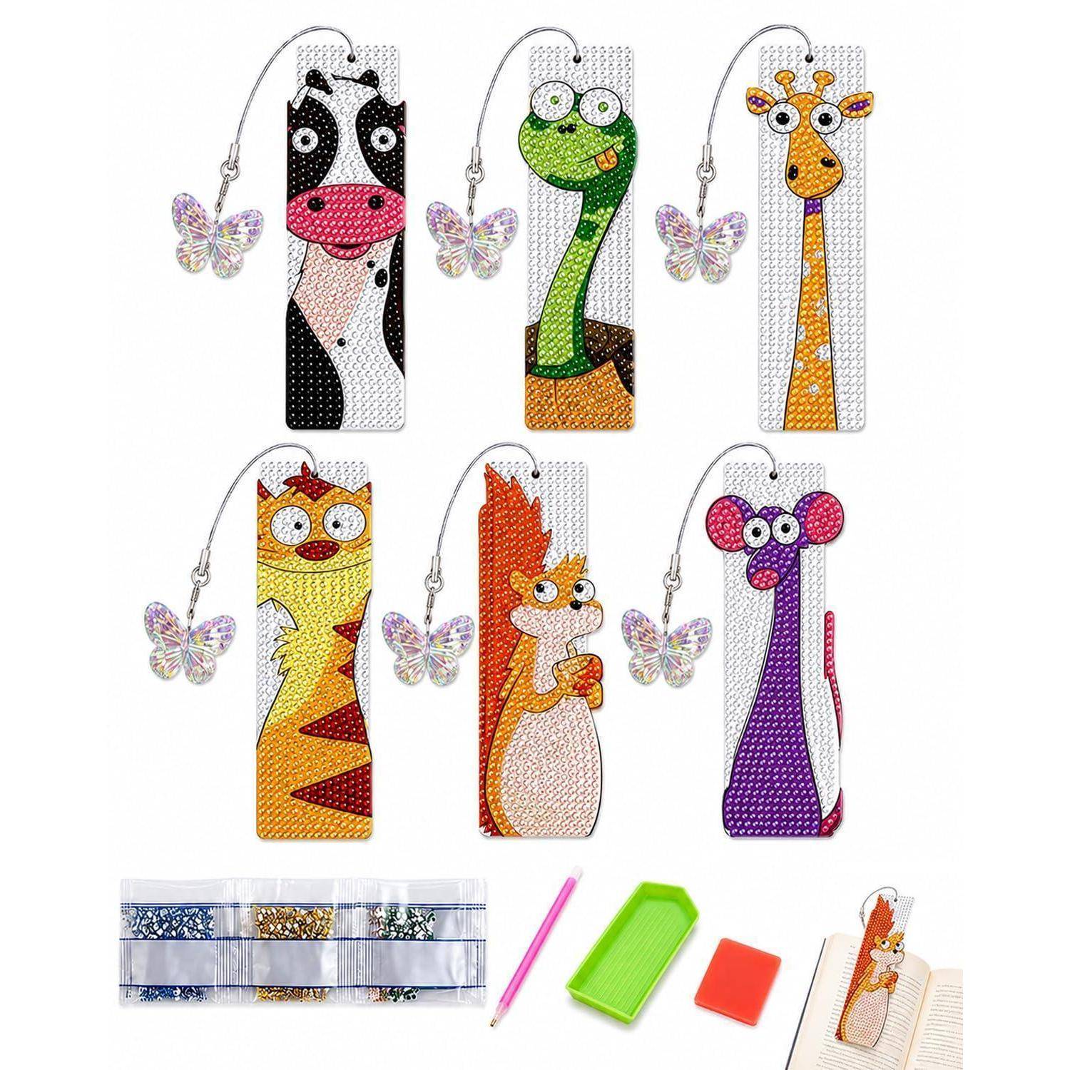 Sechs Diamantmalerei-Lesezeichen-Sets mit Schmetterlings-Charms und Werkzeugen, jeweils mit einem Cartoon-Tierdesign: Kuh, Schlange, Giraffe, Katze, Eichhörnchen und Maus.