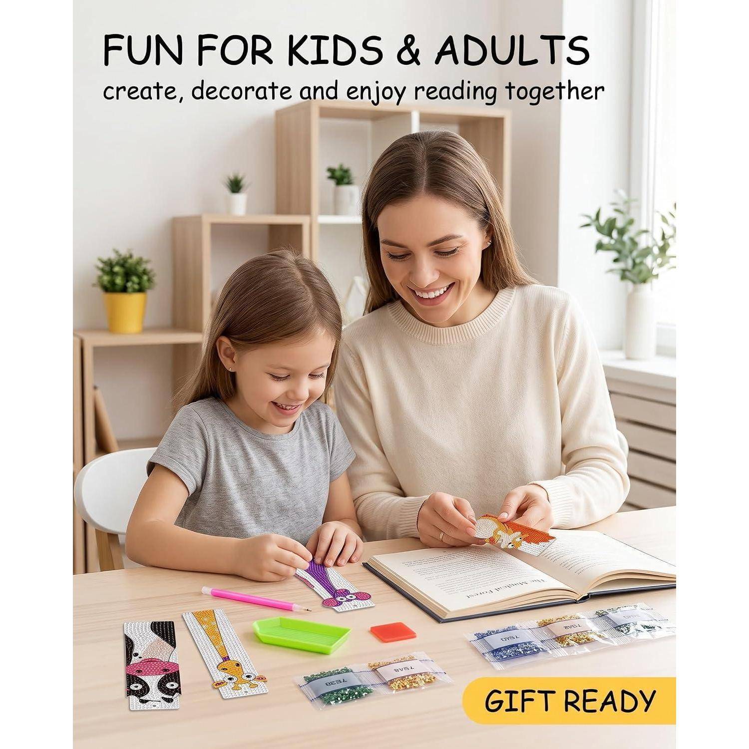 Erwachsener und Kind basteln zusammen an einem Tisch mit einem offenen Buch Lesezeichen; Text sagt „SPASS FÜR KINDER & ERWACHSENE