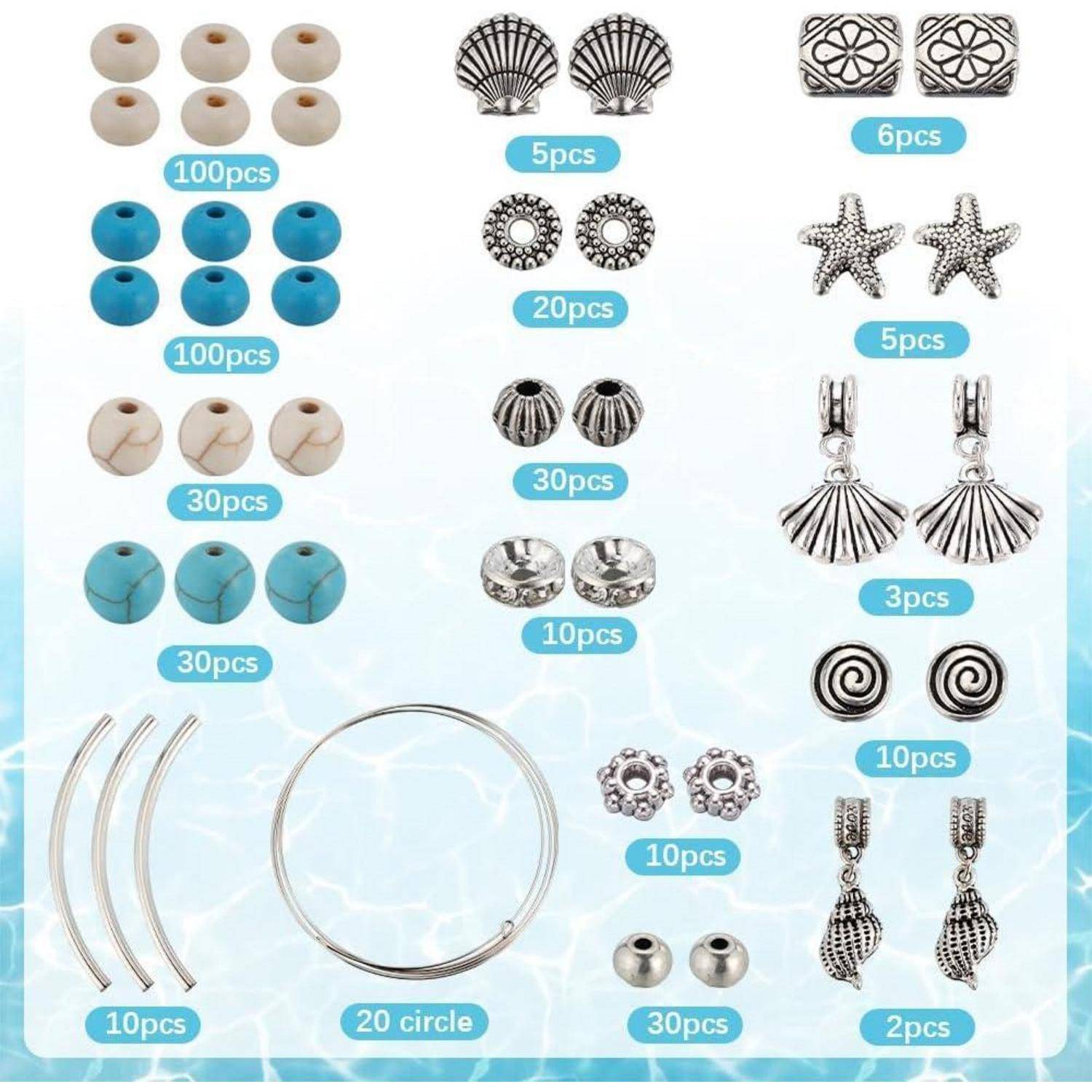 Assortierte Silber- und Blauperlen für die Schmuckherstellung, Anhänger, Ohrdraht und Ringe, gezeigt als Teileinventar mit in blauen Etiketten beschrifteten Mengen.