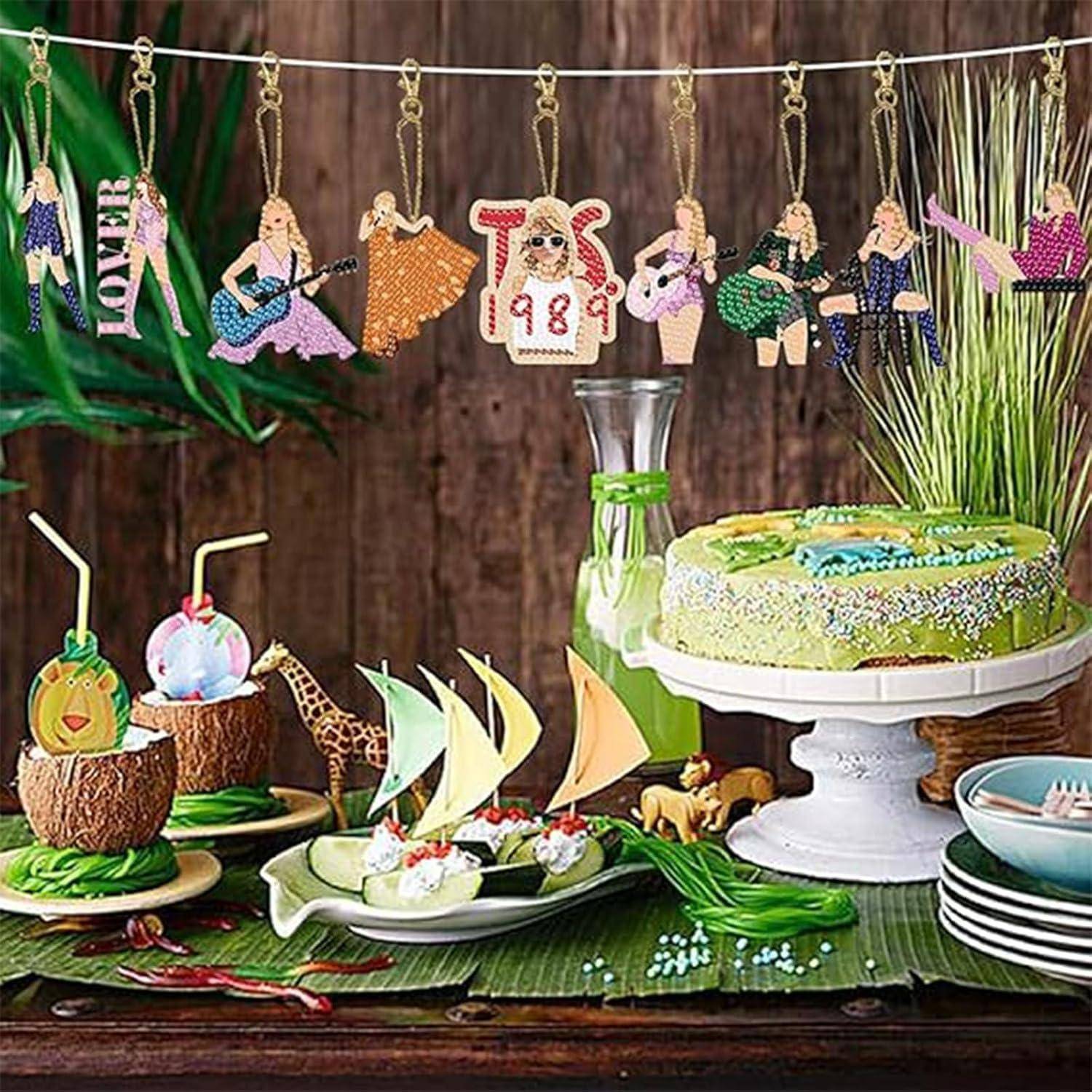 Tropisch gestalteter Dessert-Tisch mit einem grün gefrosteten Kuchen, Kokosnussgetränken und kleinen Süßigkeiten, dekoriert mit einem „1989