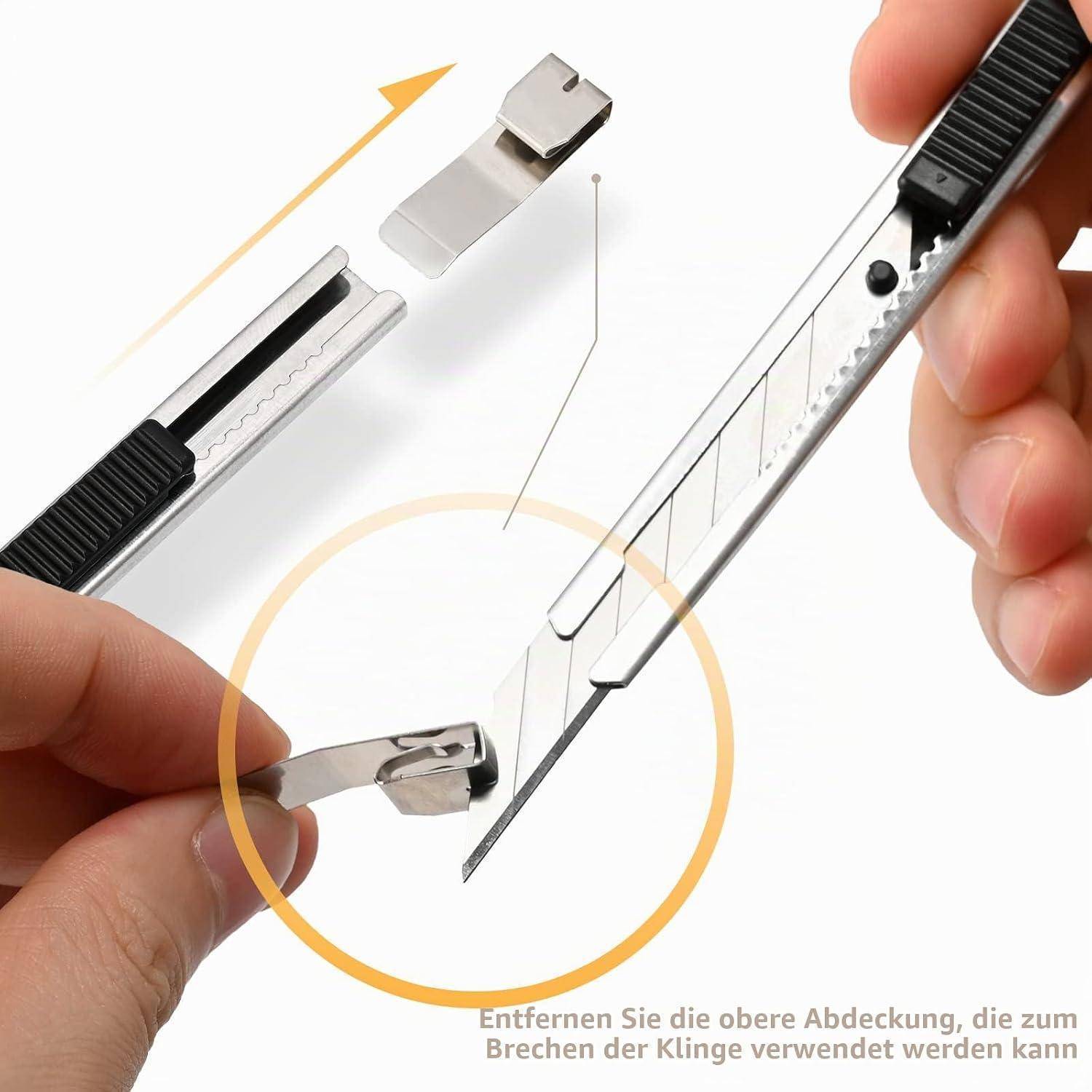 Hände entfernen die obere Abdeckung eines Cuttermessers, um die Klinge freizulegen und zu brechen; deutscher Text unten erklärt das Entfernen der Abdeckung zum Brechen der Klinge.