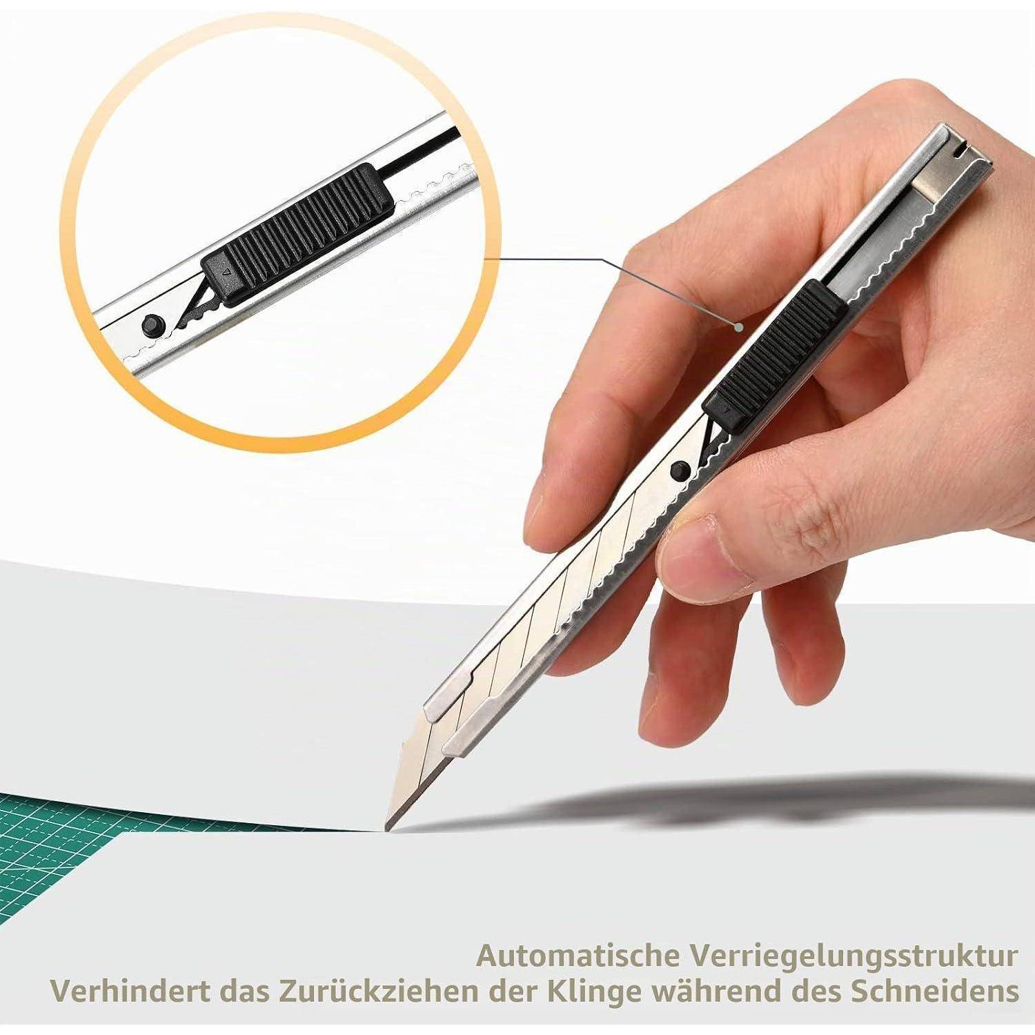 Hand hält ein Abbrechnutzermesser, das Papier schneidet, mit eingefügter Nahaufnahme des automatischen Klingenverriegelungsmechanismus; Deutscher Text besagt, dass es ein Einfahren der Klinge während des Schneidens verhindert.