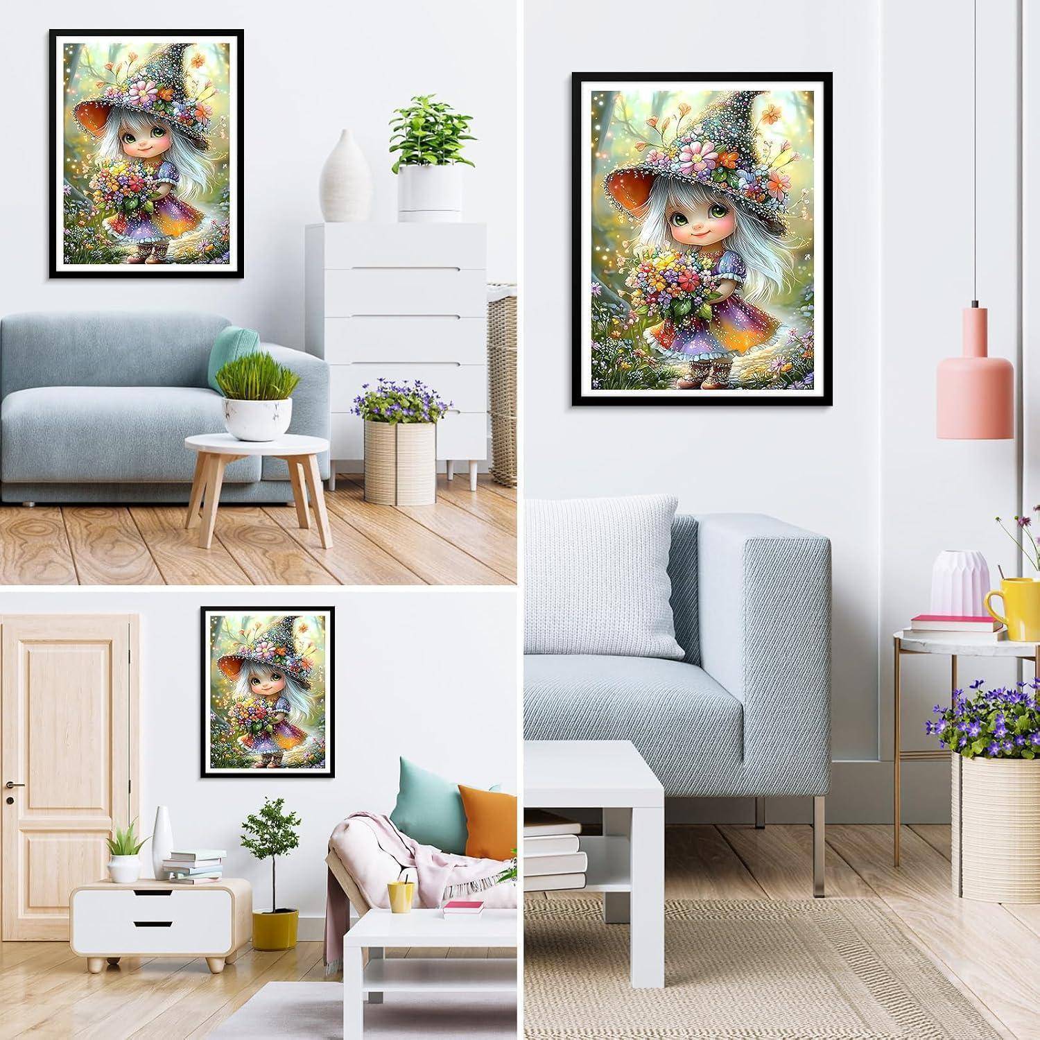 Collage einer gerahmten farbenfrohen Fee-Mädchen-Illustration, die in modernen Wohnzimmern über Sofas und Beistelltischen ausgestellt ist.