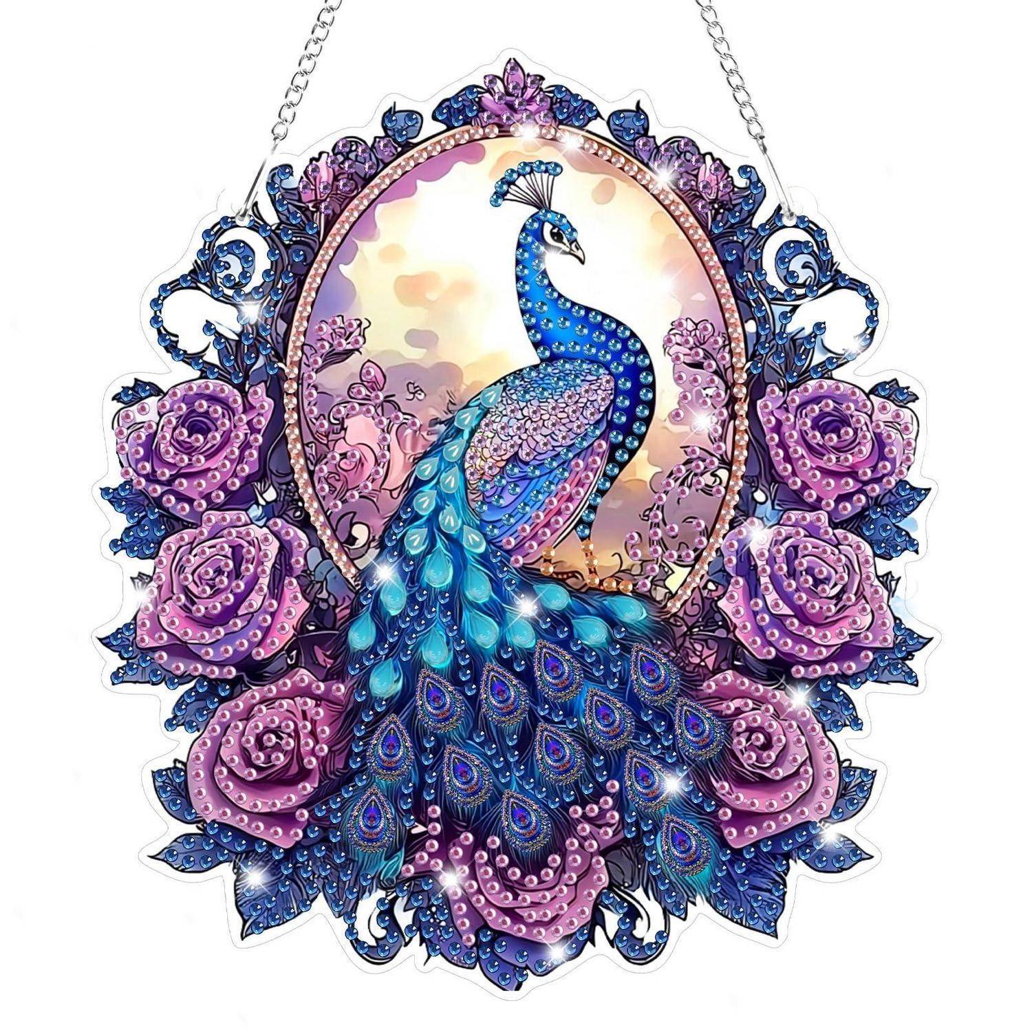 Dekorativer Pfau-Anhänger mit blauen und violetten edelsteinbesetzten Federn, umrahmt von ornamentalen Floralen Rosen und einer Hängekette.