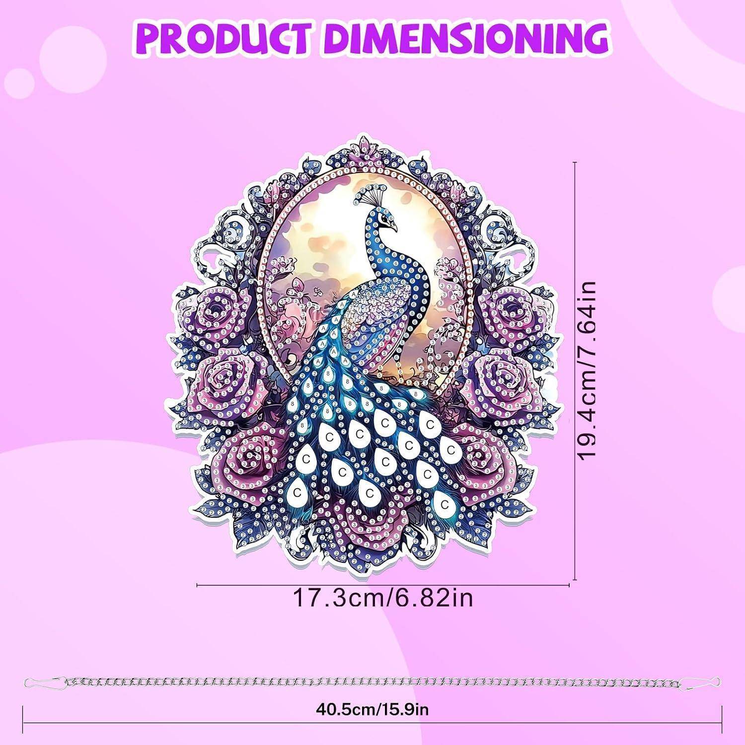 Produktabmessungsbild einer Pfauen-Diamantmalerei, 19,4 cm hoch und 17,3 cm breit, mit einer Kettenlänge von 40,5 cm, die unten gezeigt wird.