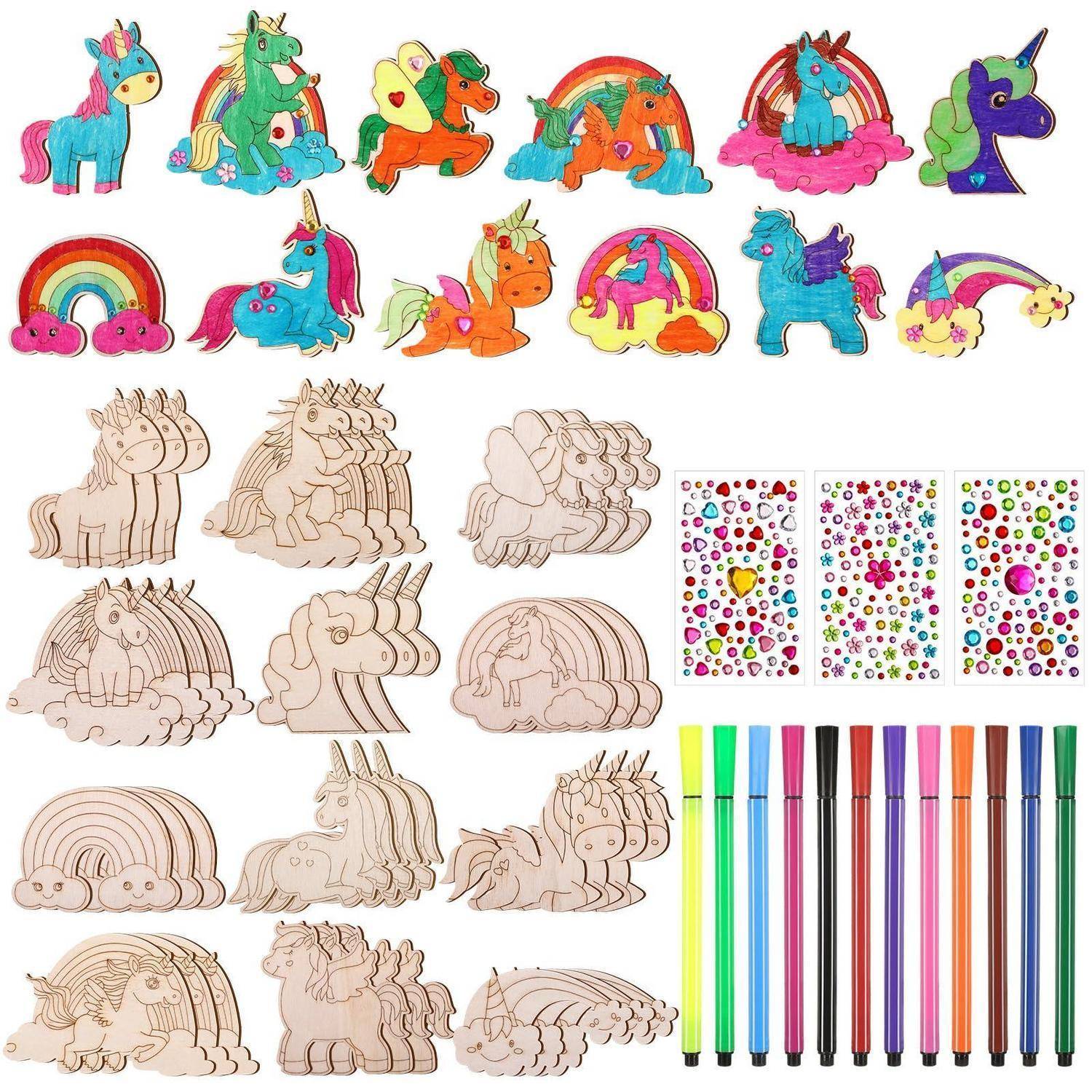 Unvollendete hölzerne Einhorn-Bastelarbeiten und farbenfrohe fertiggestellte Beispiele, mit Blättern von Glitzeraufklebern und Reihen von Malstiften zum Verzieren.
