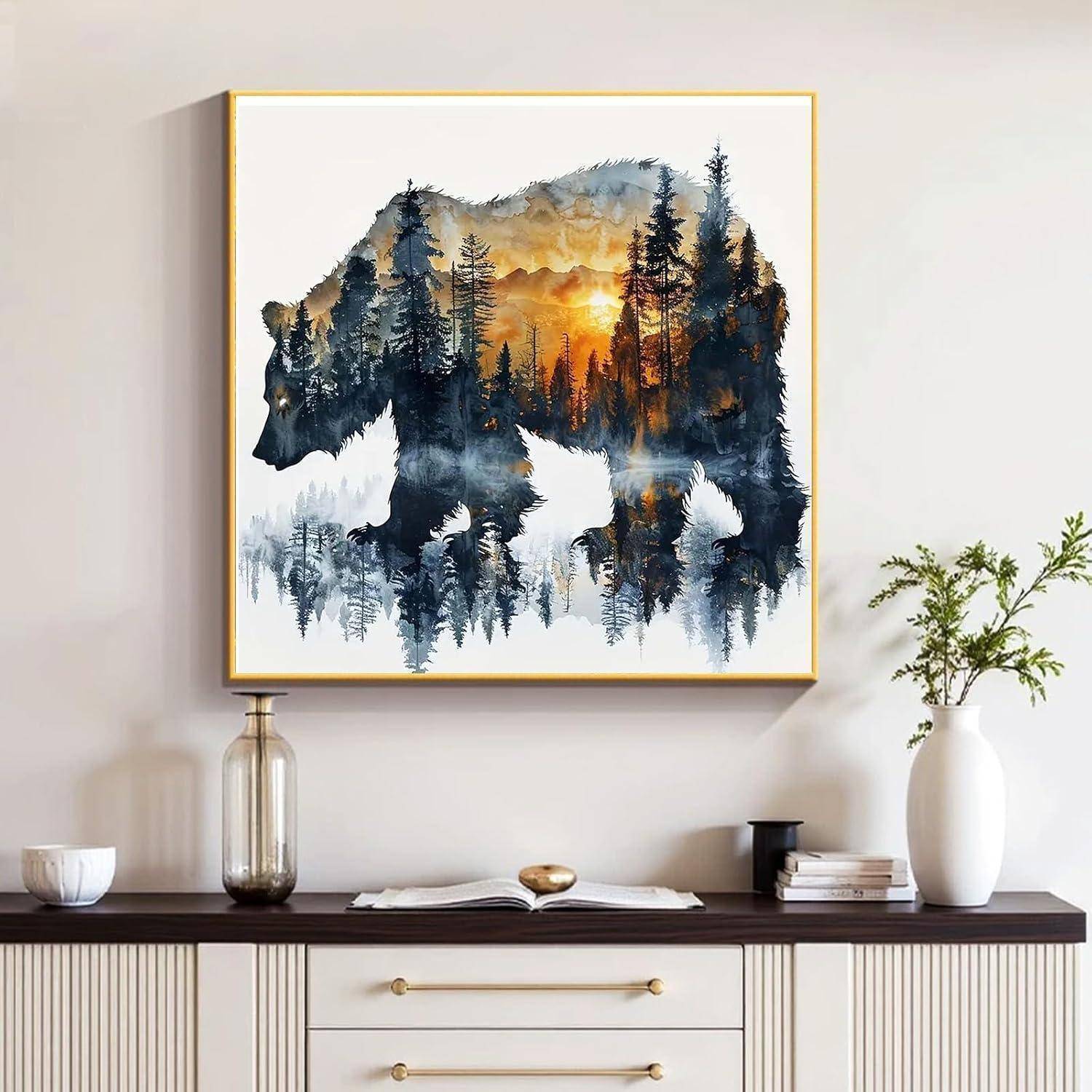 Gerahmtes Kunstwerk einer Bärenschattierung gefüllt mit Kiefernwald und Sonnenuntergangslandschaft, angebracht über einem Konsolentisch in einem modernen Zimmer.
