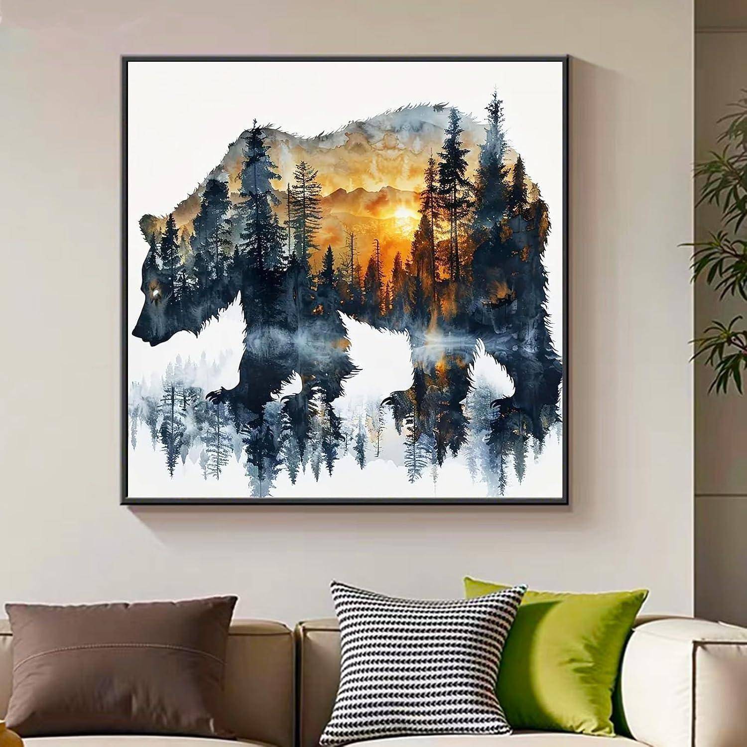 Wandkunst im Rahmen mit einer Bärenschattensilhouette gefüllt mit einer Wald- und Sonnenuntergangsszenerie über einem Sofa in einem modernen Wohnzimmer.