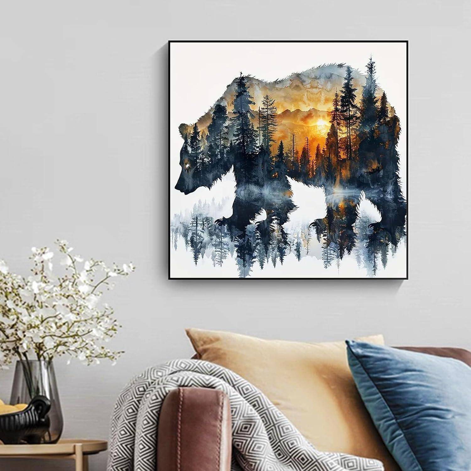 Gerahmte Wandkunst einer Bärenschattenform gefüllt mit einem Wald bei Sonnenuntergang über einem Sofa in einem modernen Wohnzimmer.