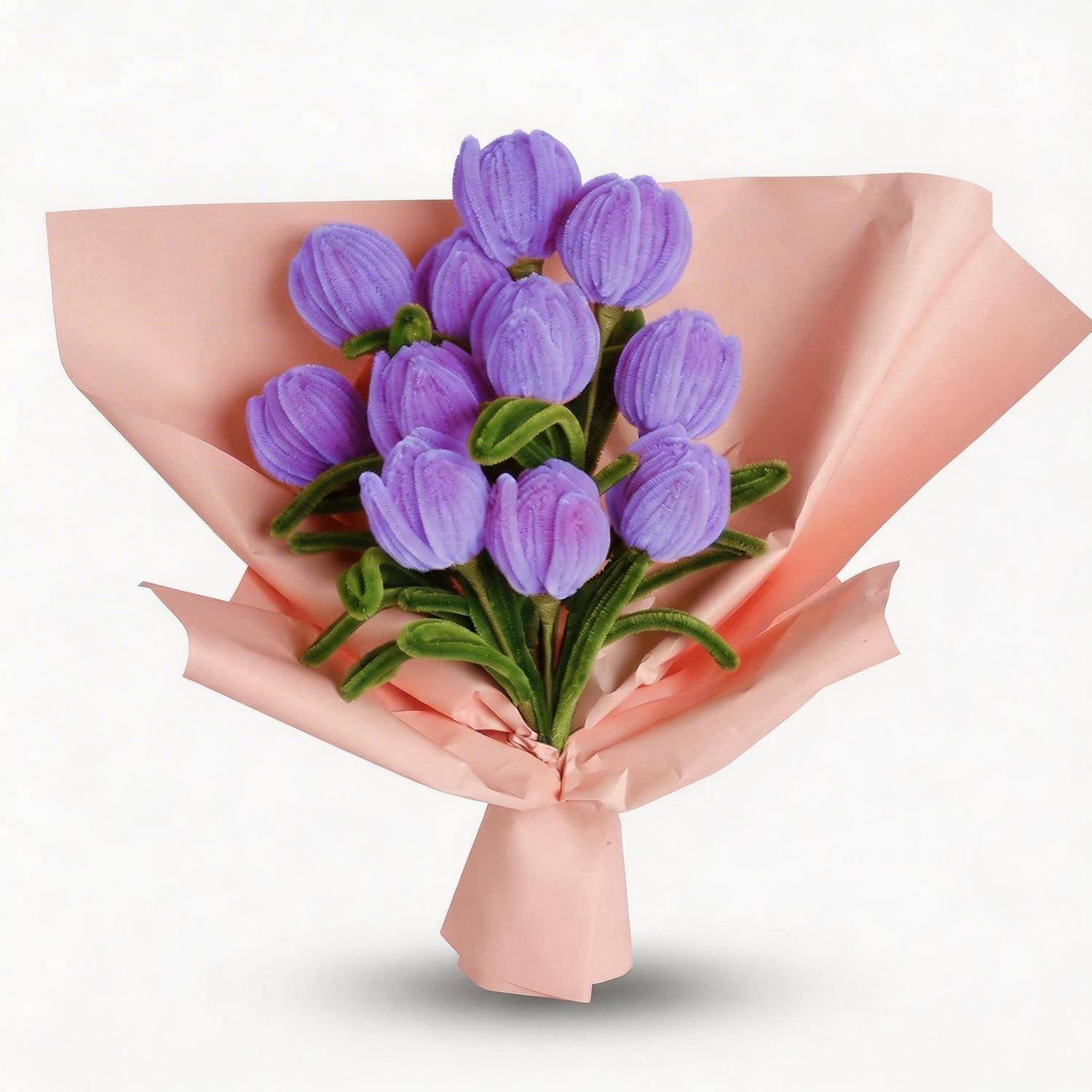 Ein Strauß aus violetten Blumen in zartem rosa Papier eingewickelt auf weißem Hintergrund.