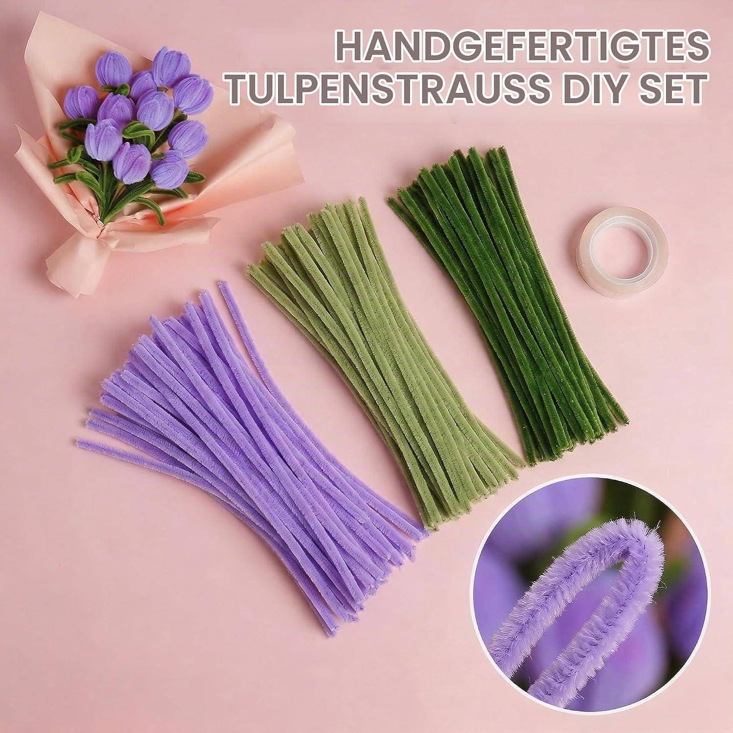 Handgefertigtes Tulpensträußchen-DIY-Set mit lila, grünen und dunkelgrünen Stielen sowie Klebeband; Ausschnitt zeigt flauschiges lila Stieldetail und Titel „HANDGEFERTIGTES TULPENSTRÄUSSCHEN-DIY-SET