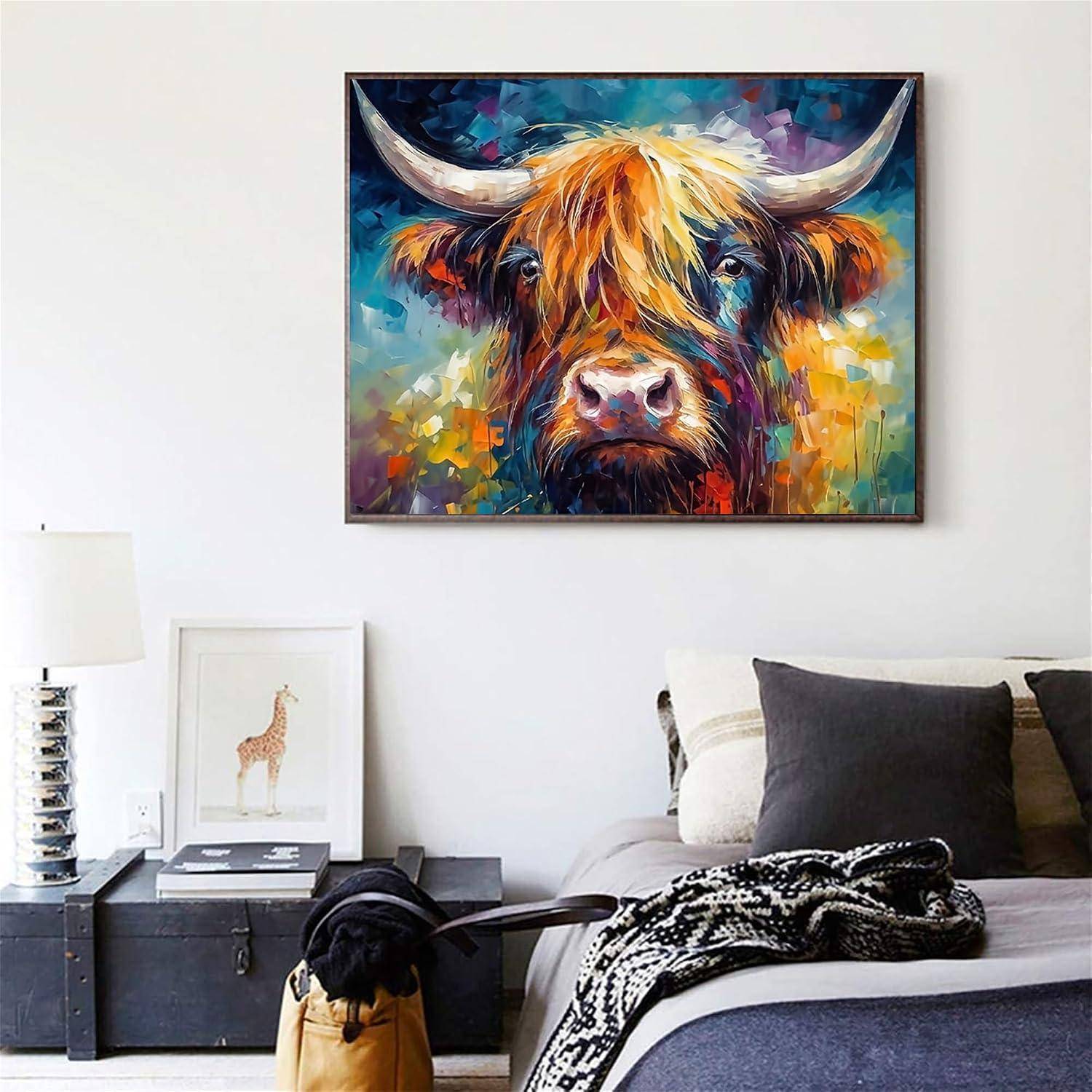 Porträt einer bunten Kuh hängt über einem ordentlich gemachten Bett in einem hellen Schlafzimmer; Nachttisch mit Lampe, gerahmtem Giraffendruck und Truhe.