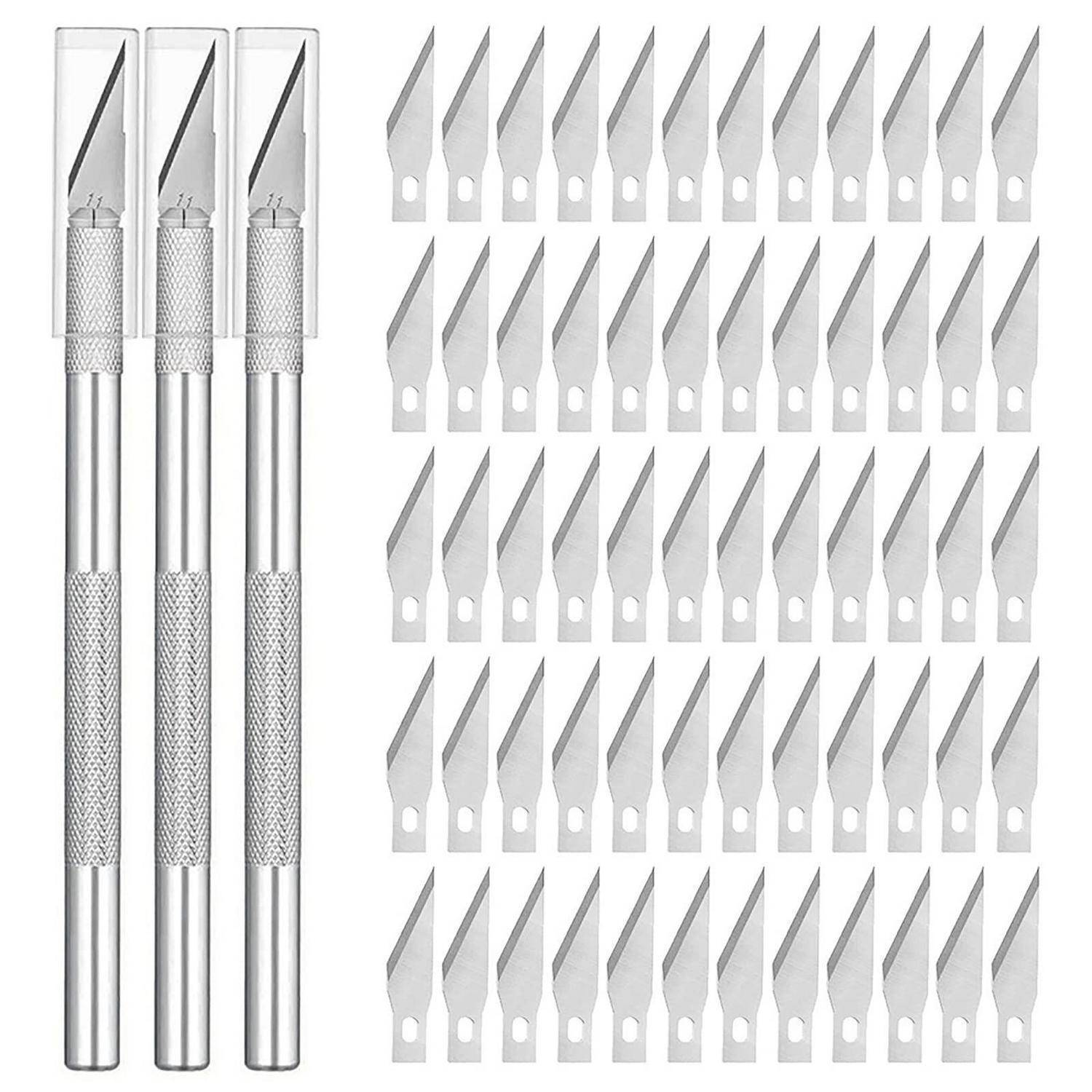 Drei Präzisions-Handwerksmesser mit gerillten Metallgriffen und ein Satz vieler Ersatzklingen, die in Reihen angeordnet sind.