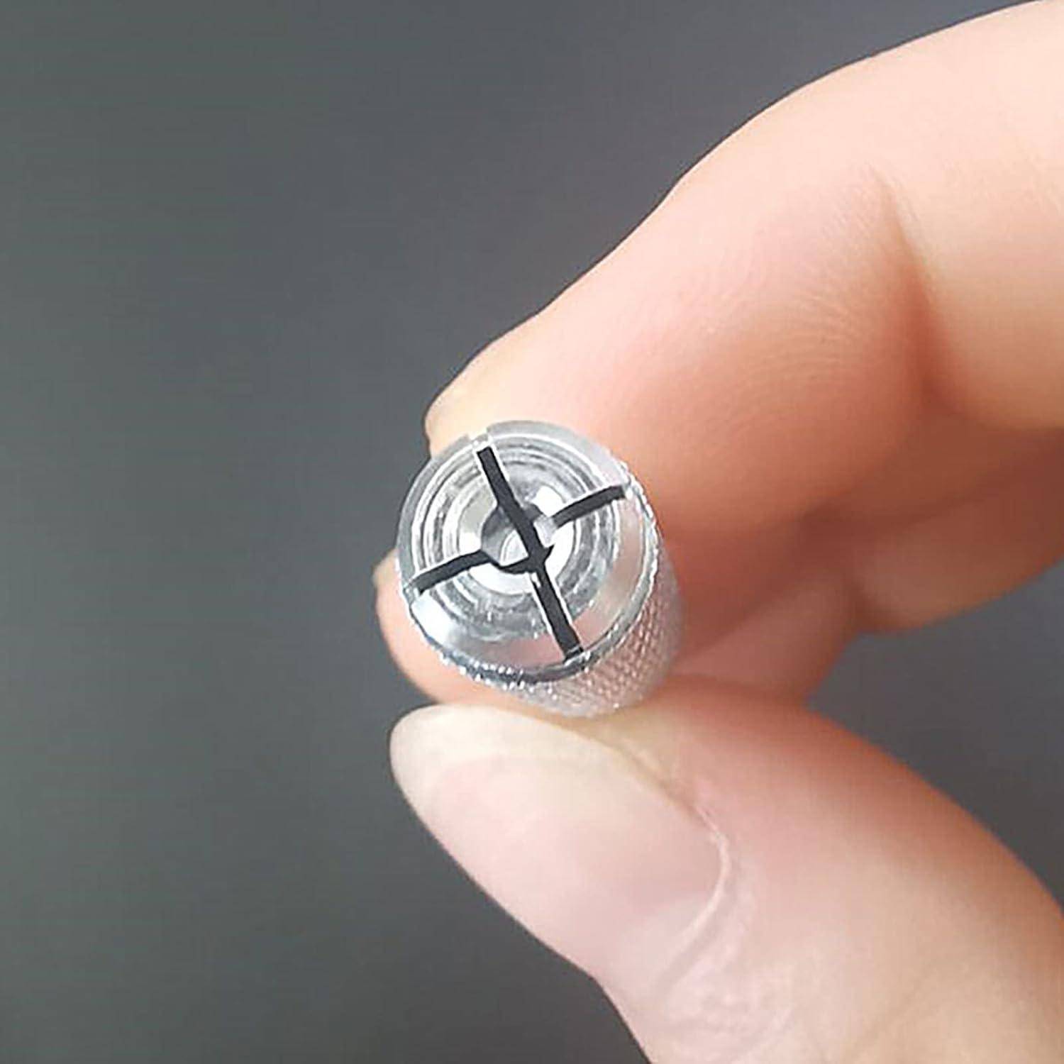 Großaufnahme einer winzigen Schlitzschraube aus Metall, die zwischen Fingern gehalten wird.