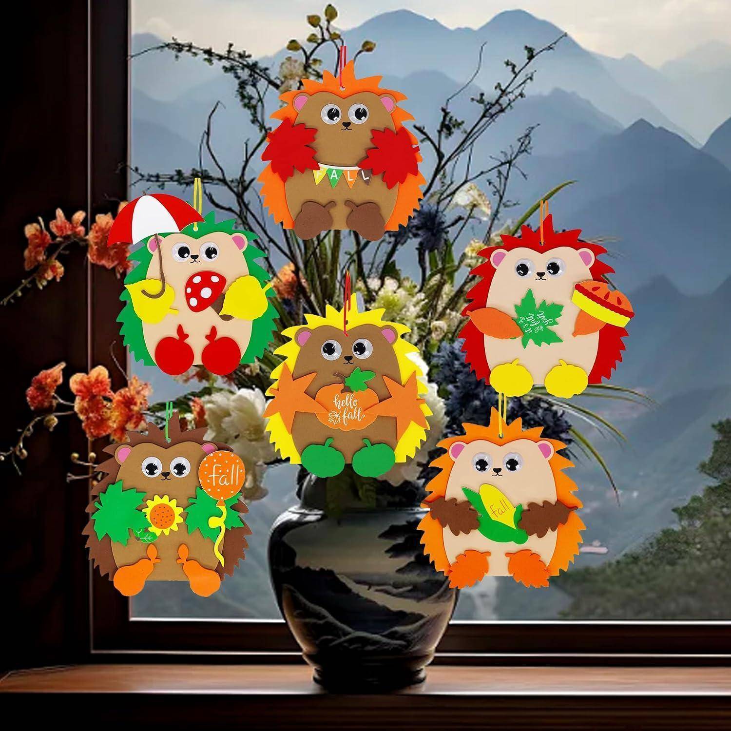 Fünf farbenfrohe eulenthematische Herbstdekorationen in einer schwarzen Vase angeordnet, wobei jede Herbstgegenstände wie Blätter, Mais, Regenschirm und Kürbisaccessoires hält.
