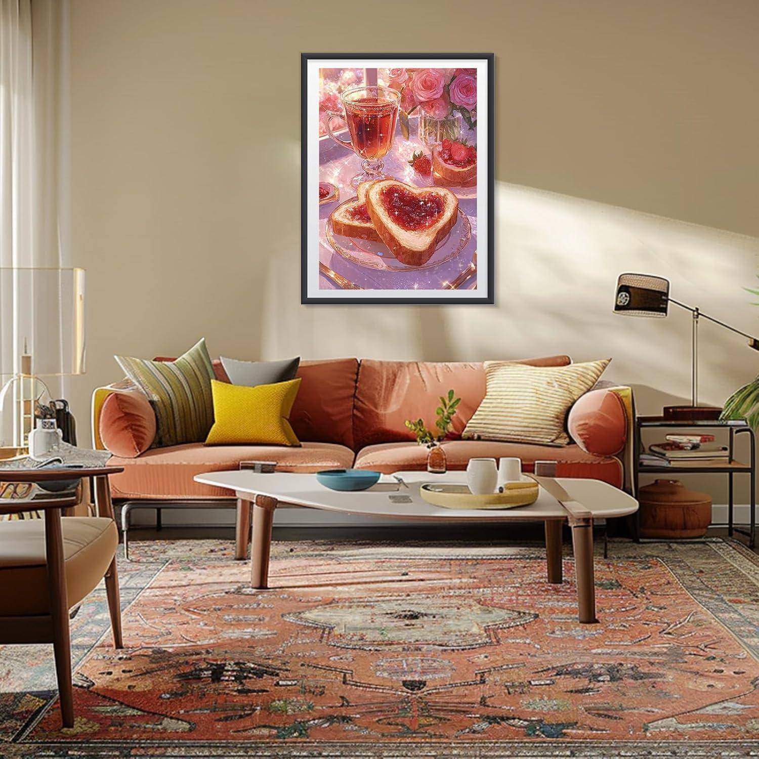 Ein stilvolles Wohnzimmer mit einem Pfirsich-Sofa, gemustertem Teppich, Couchtisch, Stehleuchte und einem gerahmten Stillleben-Gemälde über dem Sofa.