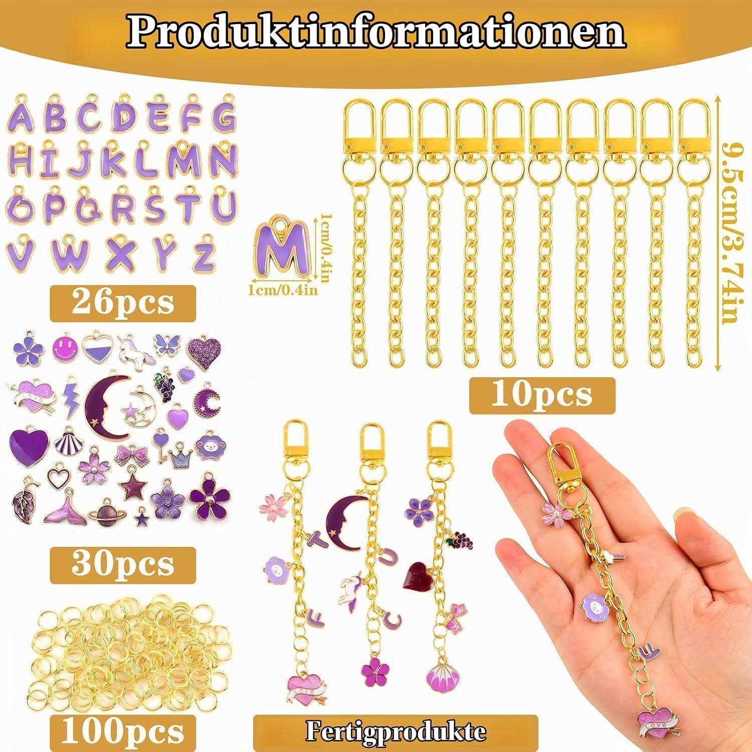 Produktinformationsbild mit goldfarbenen Schlüsselanhänger-Accessoires: 26 Alphabet-Anhänger, 30 violett-themenbezogene Anhänger, 100 Sprunggriffe, 10 Kettenhalter und ein fertiges Muster in einer Hand.