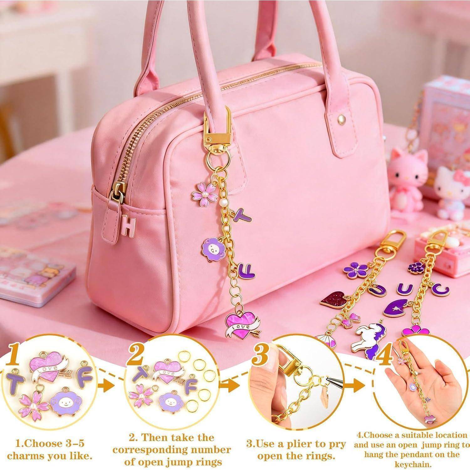 Rosa Handtasche, verziert mit Charm-Ketten und Schlüsselanhängern; Eingearbeitete Schritte zeigen die Auswahl von Charms, das Zusammenstellen einer Kette, die Verwendung von Zangen und das Anbringen des Charms an der Tasche.