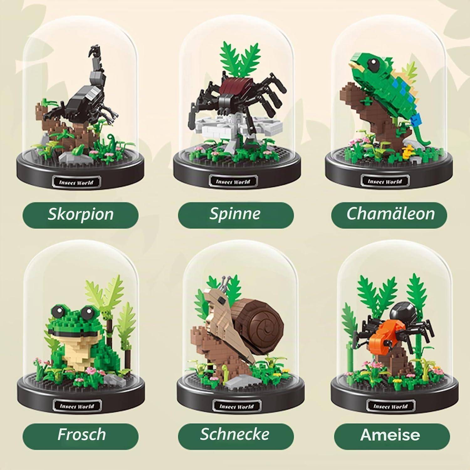 Collage von sechs Insektenwelt-Figuren unter Glaskuppeln, beschriftet mit Skorpion, Spinne, Chamäleon, Frosch, Schnecke und Ameise.