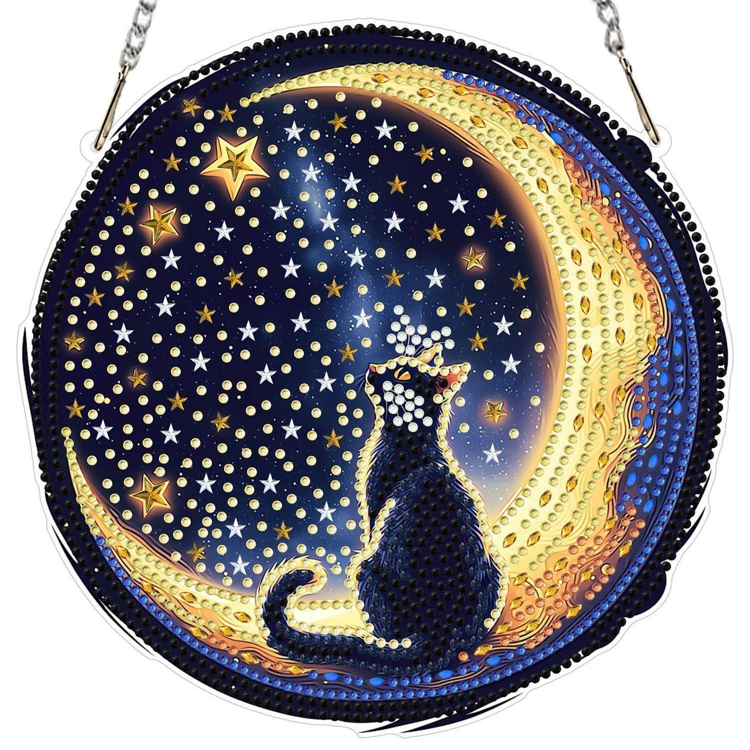 Kreisförmiger dekorativer Anhänger mit einer schwarzen Katzenschattenriss, der einen sternenklaren Nachthimmel und einen leuchtenden Halbmond in Blau und Gold betrachtet.