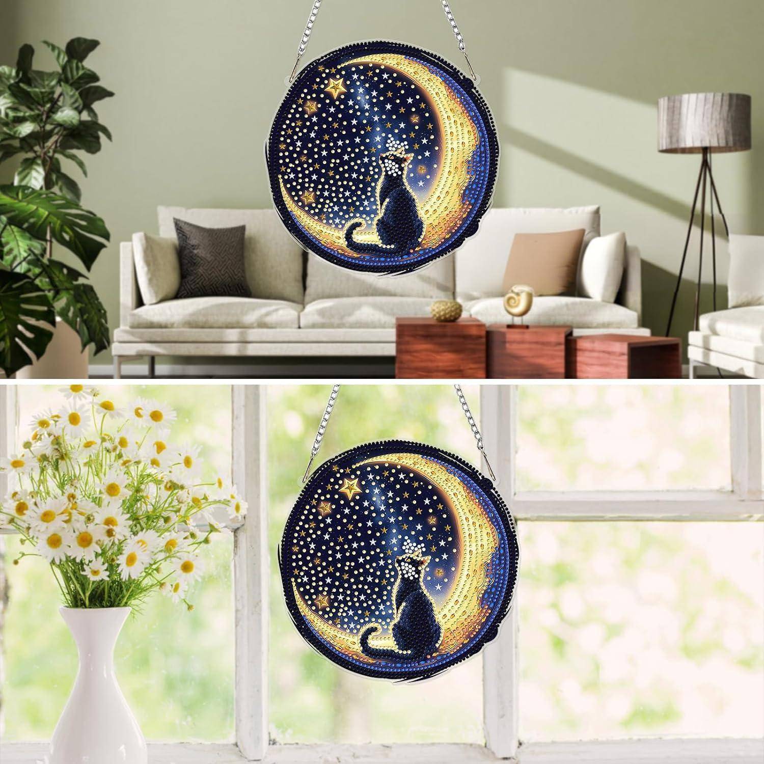 Rundes hängendes Katzensilhouetten-Kunstwerk mit sternenklarem Nachthimmeldesign, gezeigt in einem Wohnzimmer und an einem Fenster.
