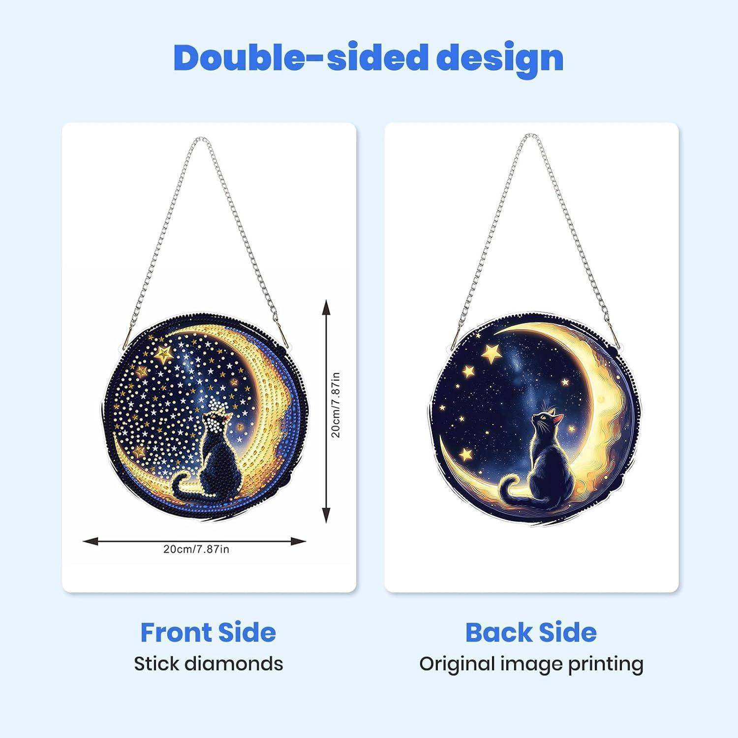 Produktbild zeigt eine runde Hängetasche mit beidseitigem Design: Vorderseite mit Stick-Diamond-Katzen-Artwork, Rückseite mit originalem bedrucktem Katzen-Artwork; 20 cm breit.