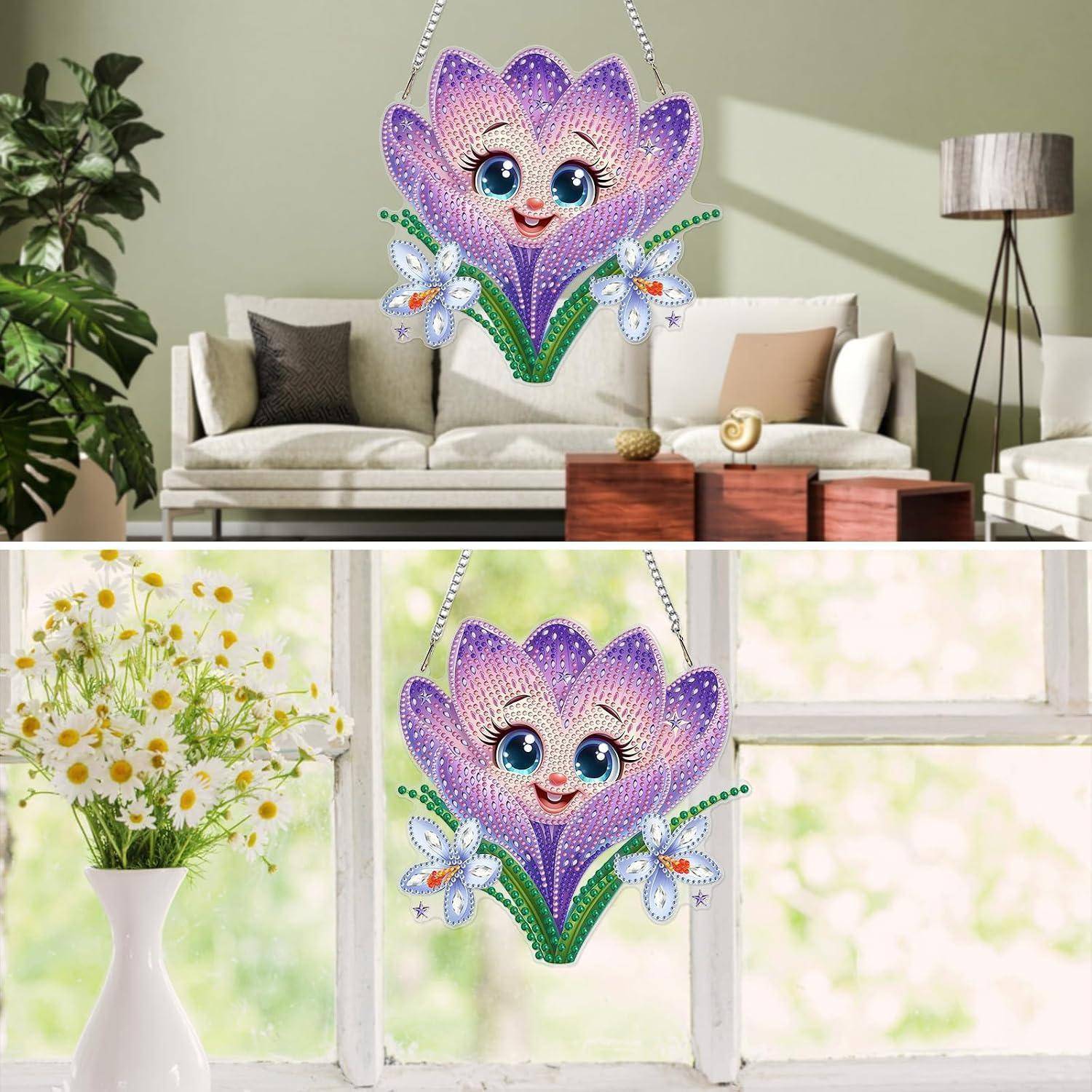 Eine funkelnde, lila blumenförmige Hängdekoration mit einem lächelnden Gesicht wird in einem Wohnzimmer und an einem Fenster gezeigt, was auf ein fröhliches dekoratives Anhänger oder Ornament hindeutet.