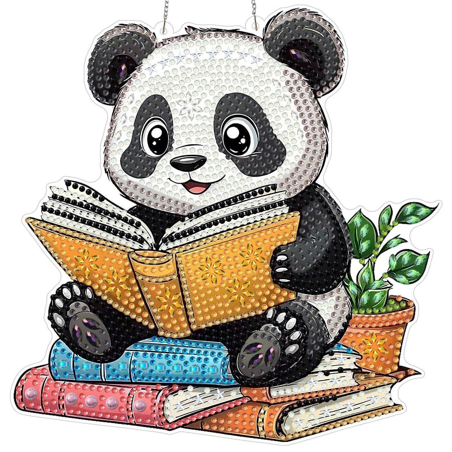 Ein Cartoon-Panda liest in einem aufgeschlagenen Buch, während er auf einem Stapel von Büchern sitzt, neben einer Topfpflanze.