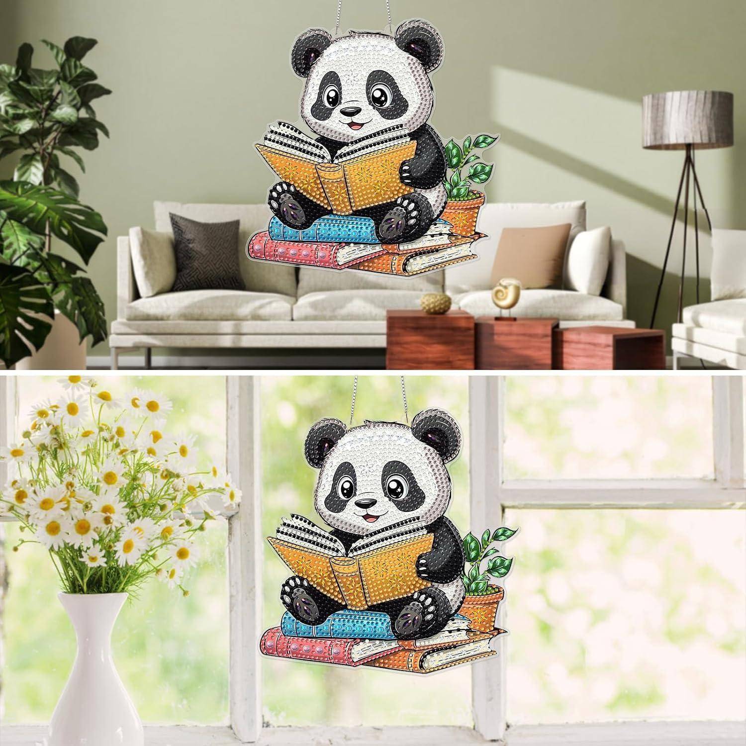 Cartoon-Panda beim Lesen eines Buches, dargestellt als dekorativer Hängefenster-/Fensteraufkleber in einem Wohnzimmer neben einem hellen Fenster.
