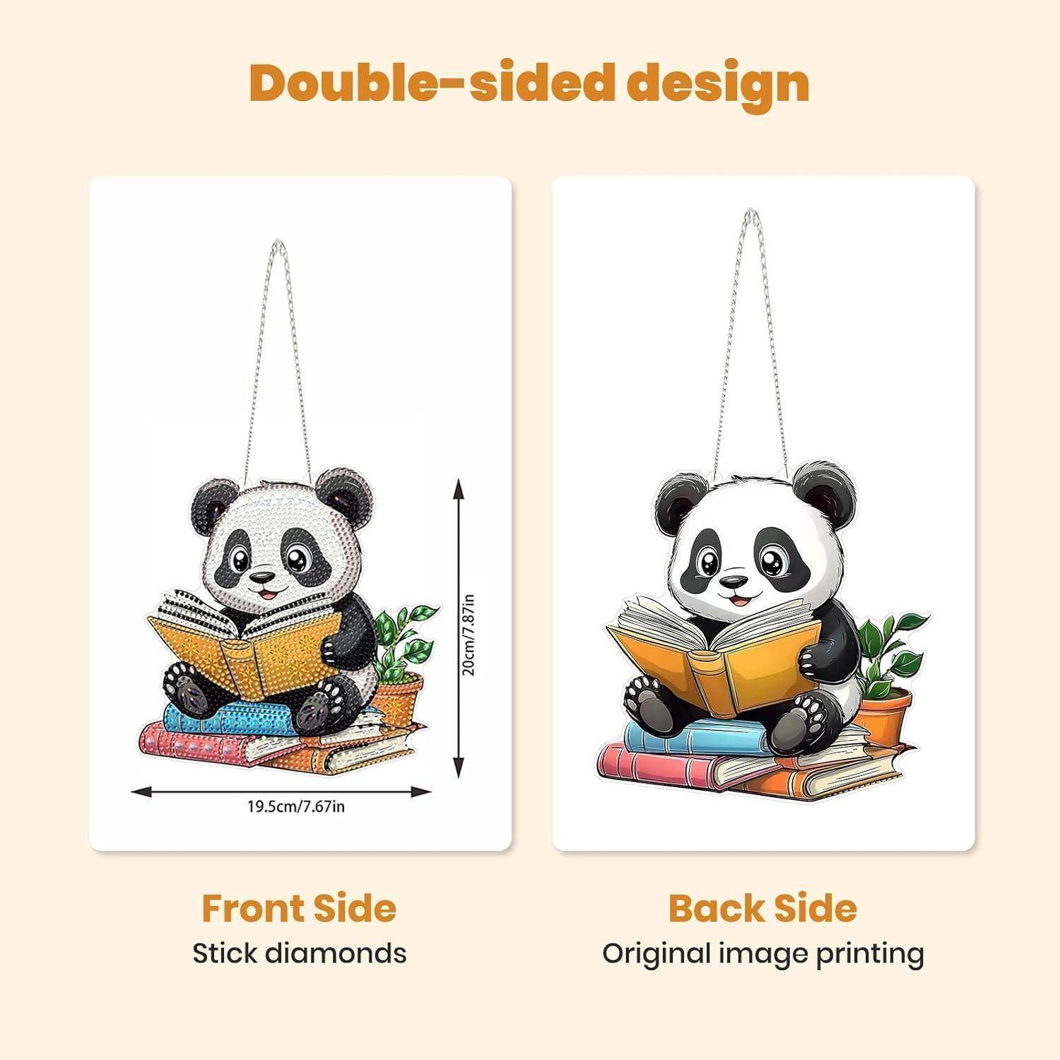 Doppelseitiger Panda-Hängeschmuck gezeigt mit Vorderseite mit Stick-Diamanten und Rückseite mit originalem Bilddruck, plus Größenabmessungen.