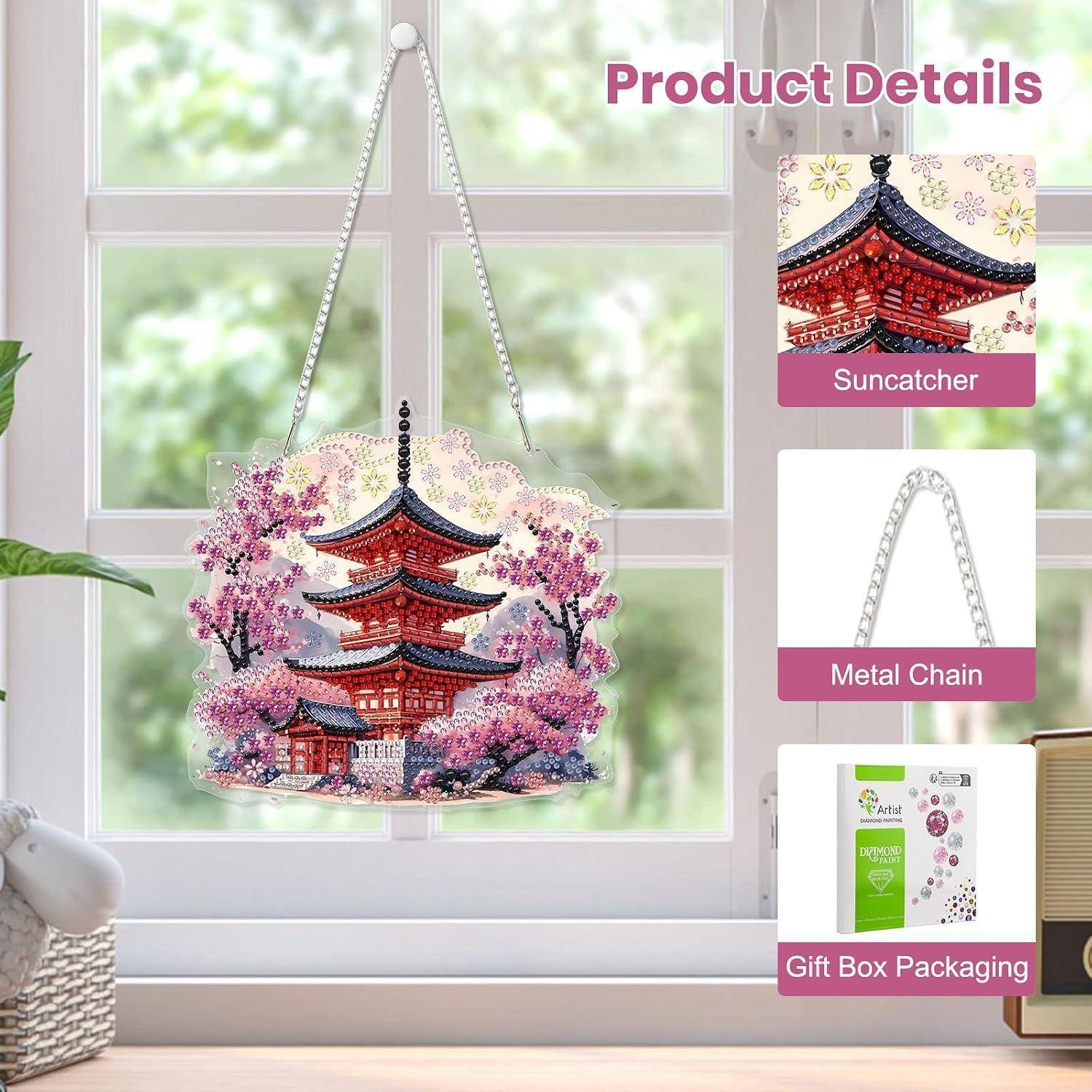 Sonnenfänger, der in einem Fenster hängt, mit einer roten Pagode inmitten rosa Blüten; Produktdetails zeigen eine Metallkette und Geschenkboxverpackung.