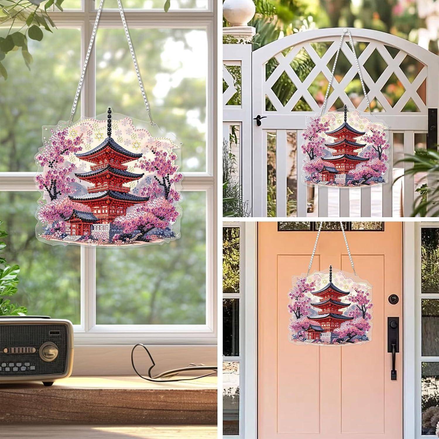 Dekorative Tragetasche mit einer roten japanischen Pagode und rosa Kirschblüten, gezeigt hängend im Innenbereich und an einer Tür draußen.