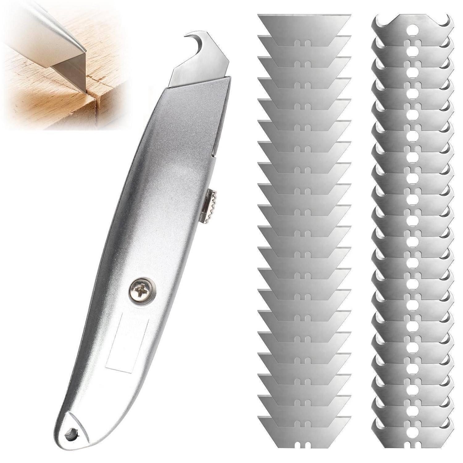 Silbernes Universalmesser mit einfahrbarer Klinge, daneben zwei Stapel von austauschbaren Abbrechklingen und eine kleine Vergrößerung der Klinge beim Schneiden von Pappe.