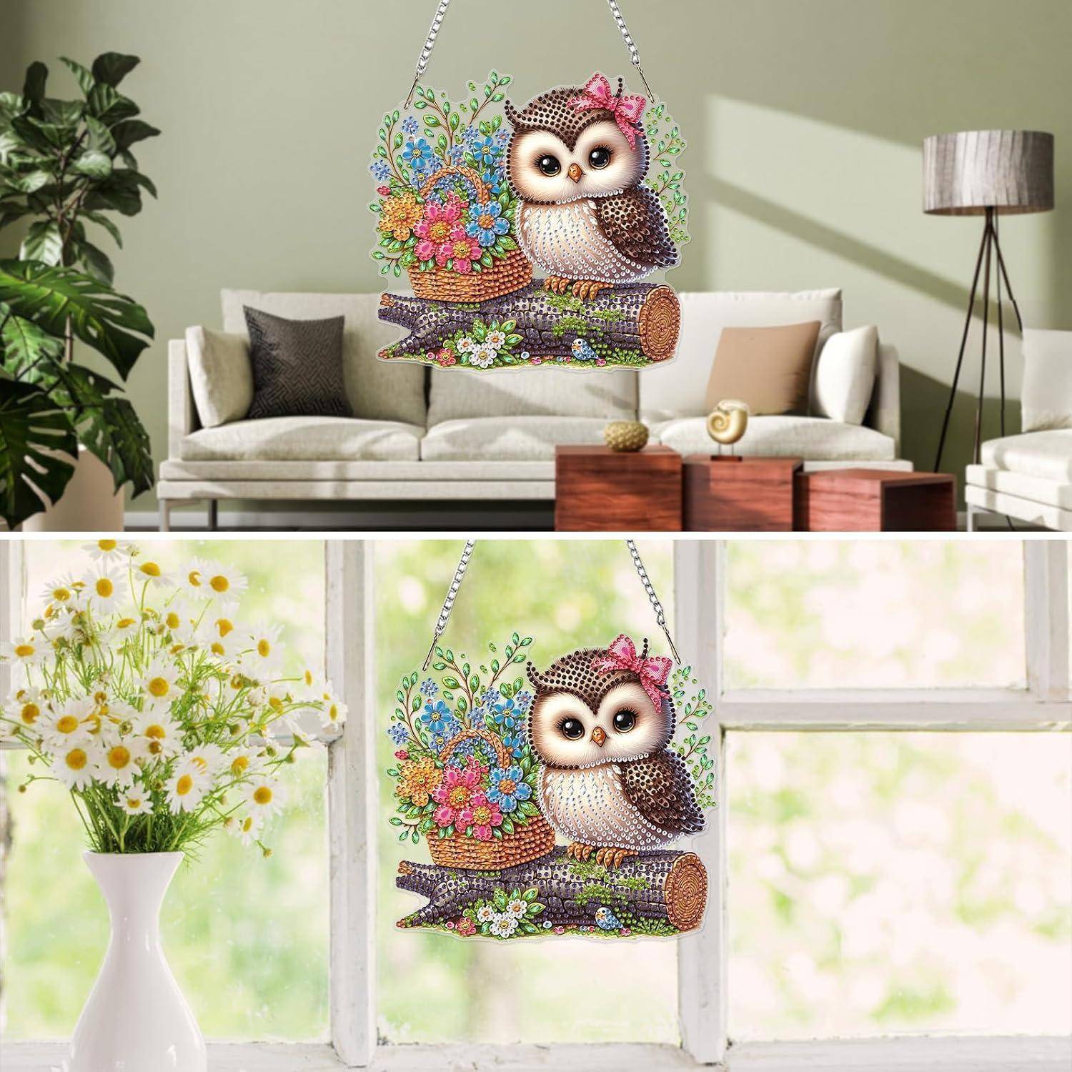 Ein dekoratives Eulen-Hängeobrament mit bunten Blumen, gezeigt in einem Wohnzimmer und neben einem Fenster in hellem Naturlicht.