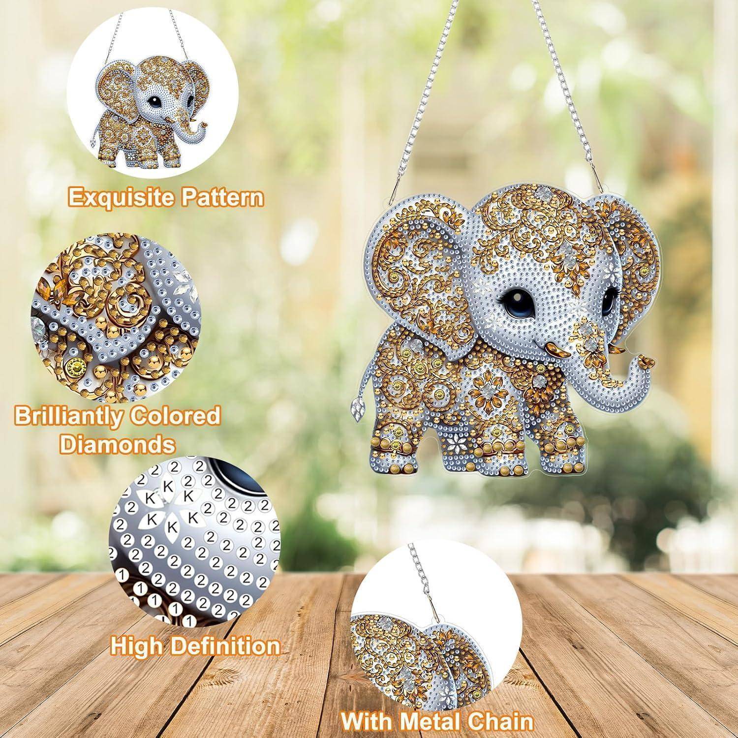 Dekorativer Elefantenhänger-Halskette, bedeckt mit Gold und weißen Rhinestones, gezeigt mit Metallkette und detaillierten Nahaufnahme-Beschriftungen.