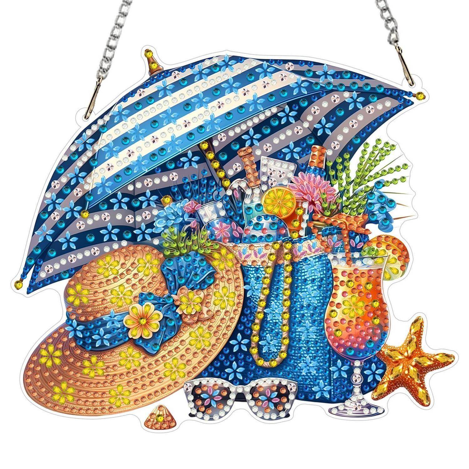 Buntes Strandmotiv-Diamantmalerei mit blauem Regenschirm, Strohhut, Sonnenbrille, Cocktail, Muscheln und Seesternen, die an Ketten hängen.