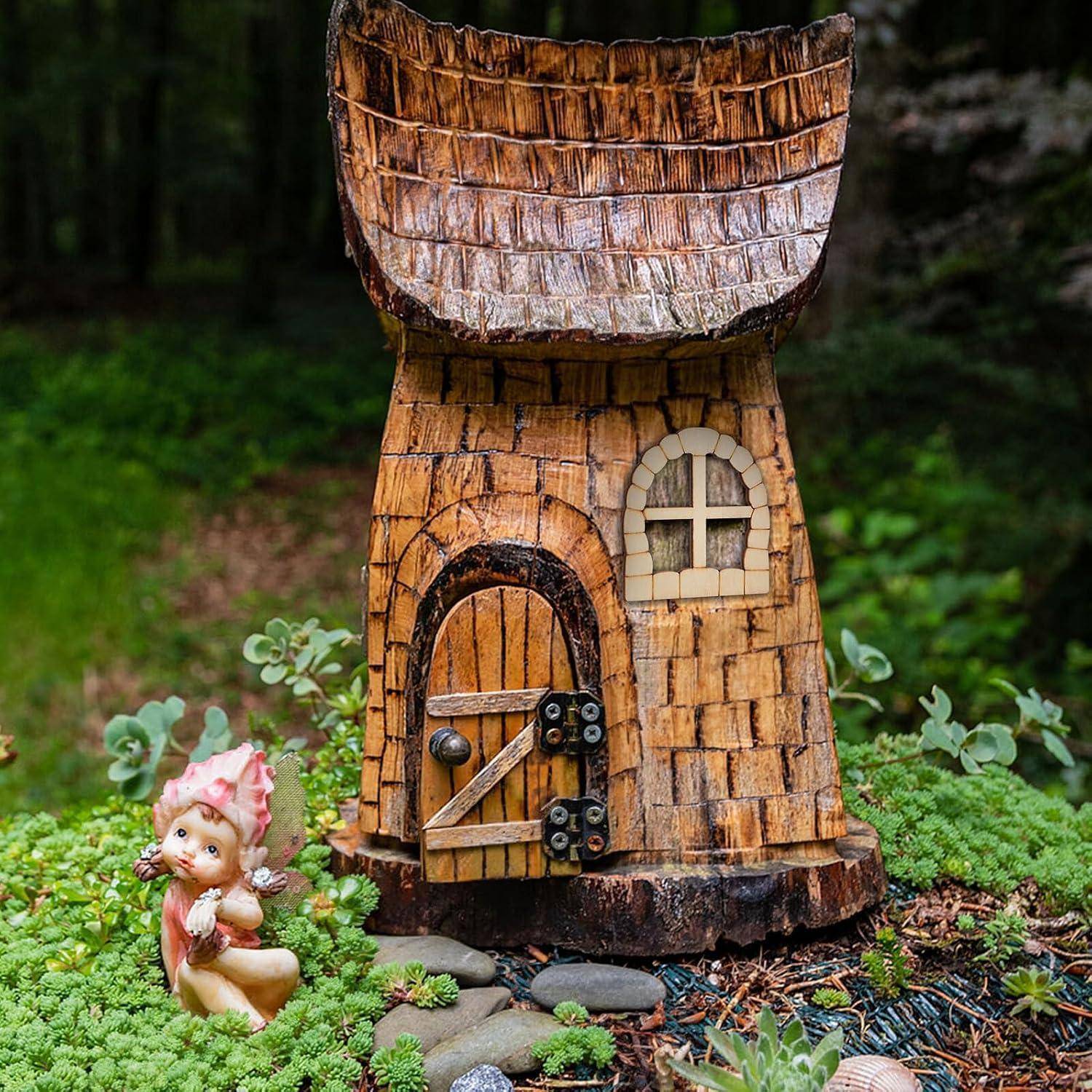 Ein winziges Feenhaus mit einem geschwungenen Schindeldach, kleiner Tür und Fenster, eingebettet in moosige Gartenpflanzen neben einer winzigen Figur.