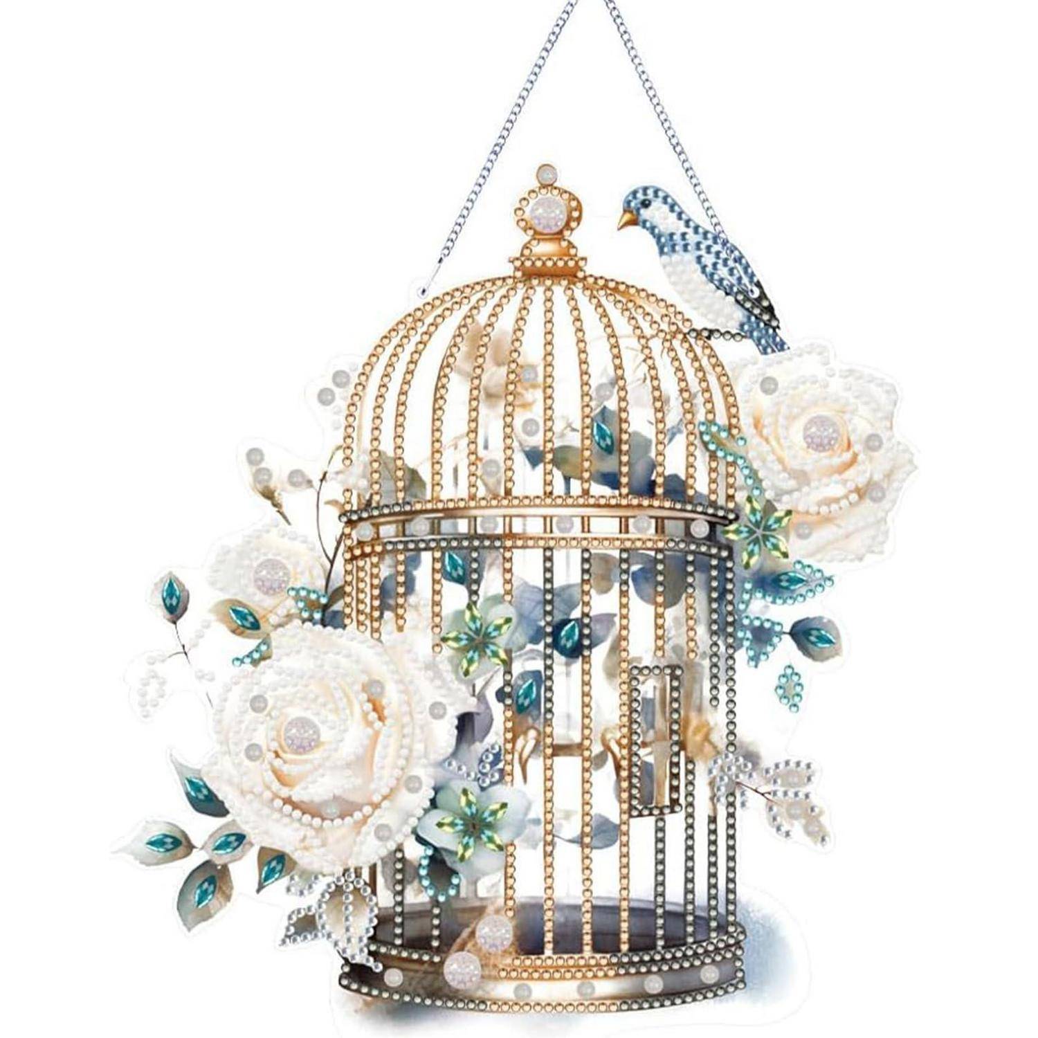 Verzierter Vogelkäfig-Schmuck mit einem blauen Vogel, weißen Blüten und perlmuttähnlichen Perlen auf weißem Hintergrund.