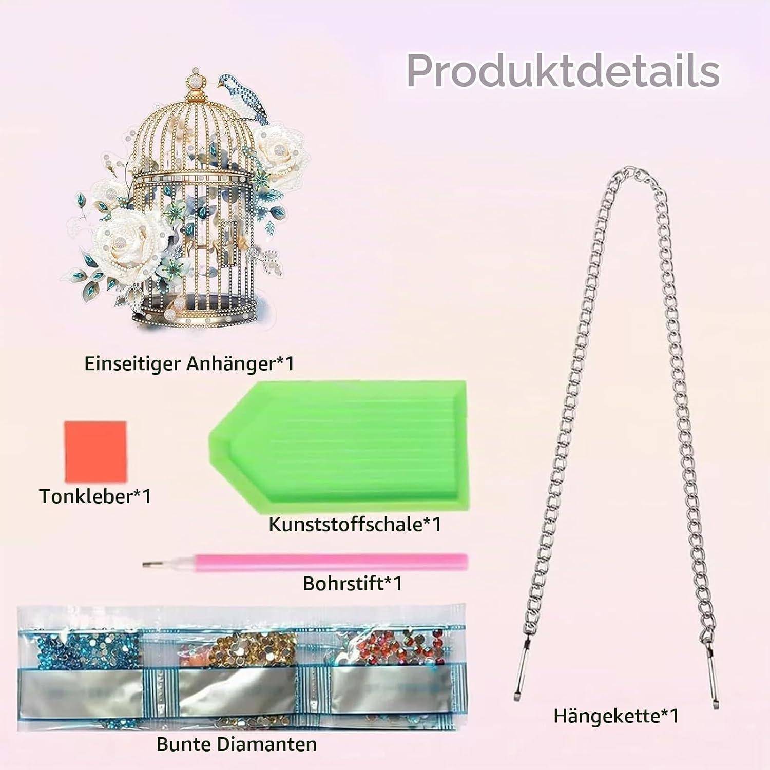 Produktdetailbild mit den enthaltenen Bastelkit-Teilen: dekoratives Vogelkäfig-Anhänger, orangefarbener Tonblock, grünes Kunststofftablett, rosa Bohrerstift, mehrfarbige Diamanten und Hängekette.