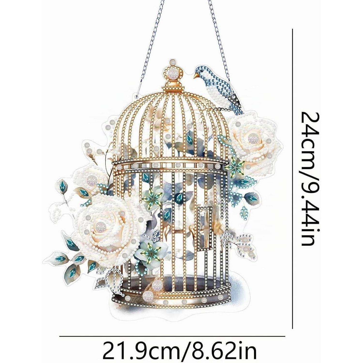 Dekoratives Vogelkäfig-Wandhängsel mit weißen und blauen Blumen, dargestellt mit Abmessungen von 24 cm Höhe und 21,9 cm Breite.