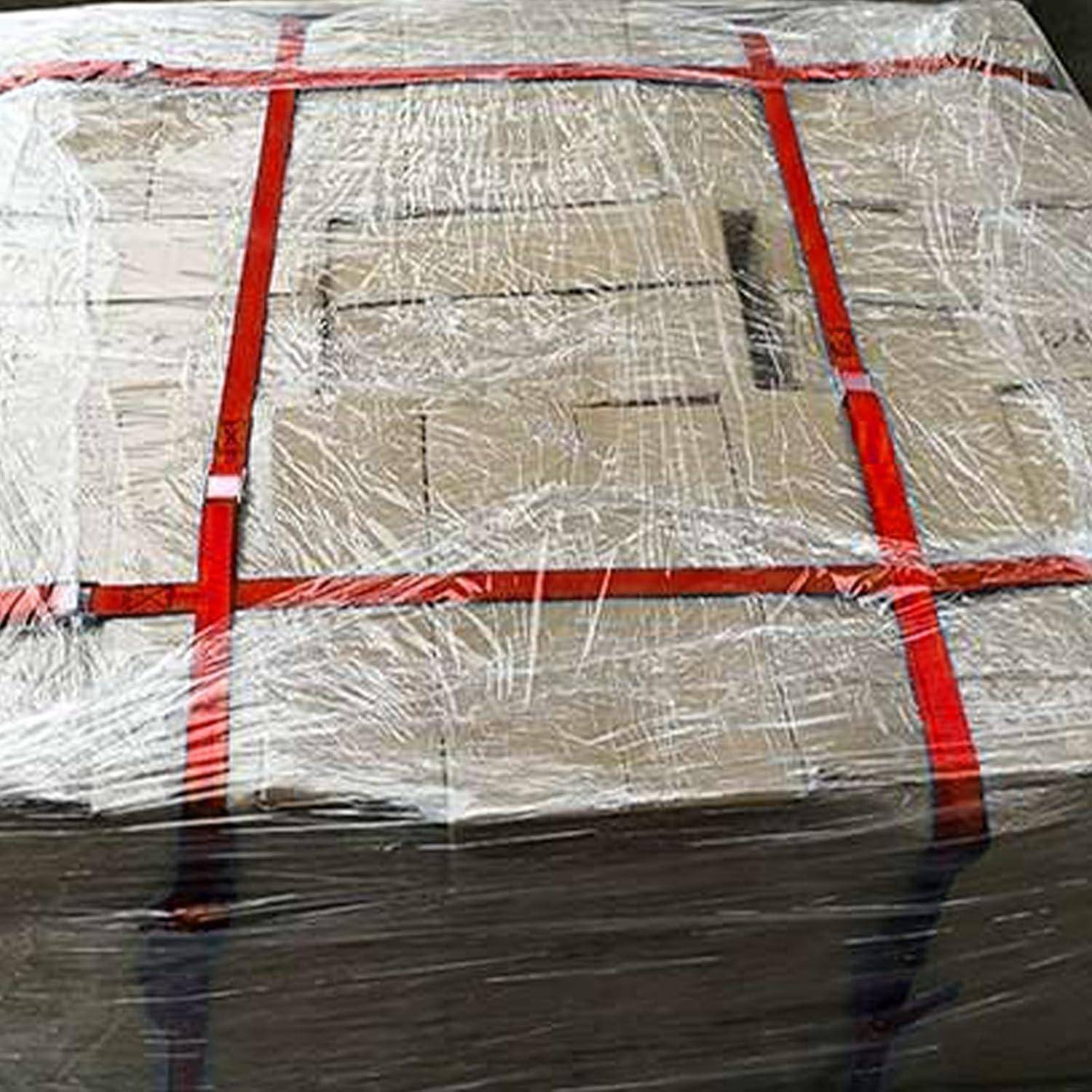 Ein großes Paket, das in durchsichtiger Kunststofffolie eingewickelt und mit roten Gurten gesichert ist, in einer Nahaufnahme zu sehen.