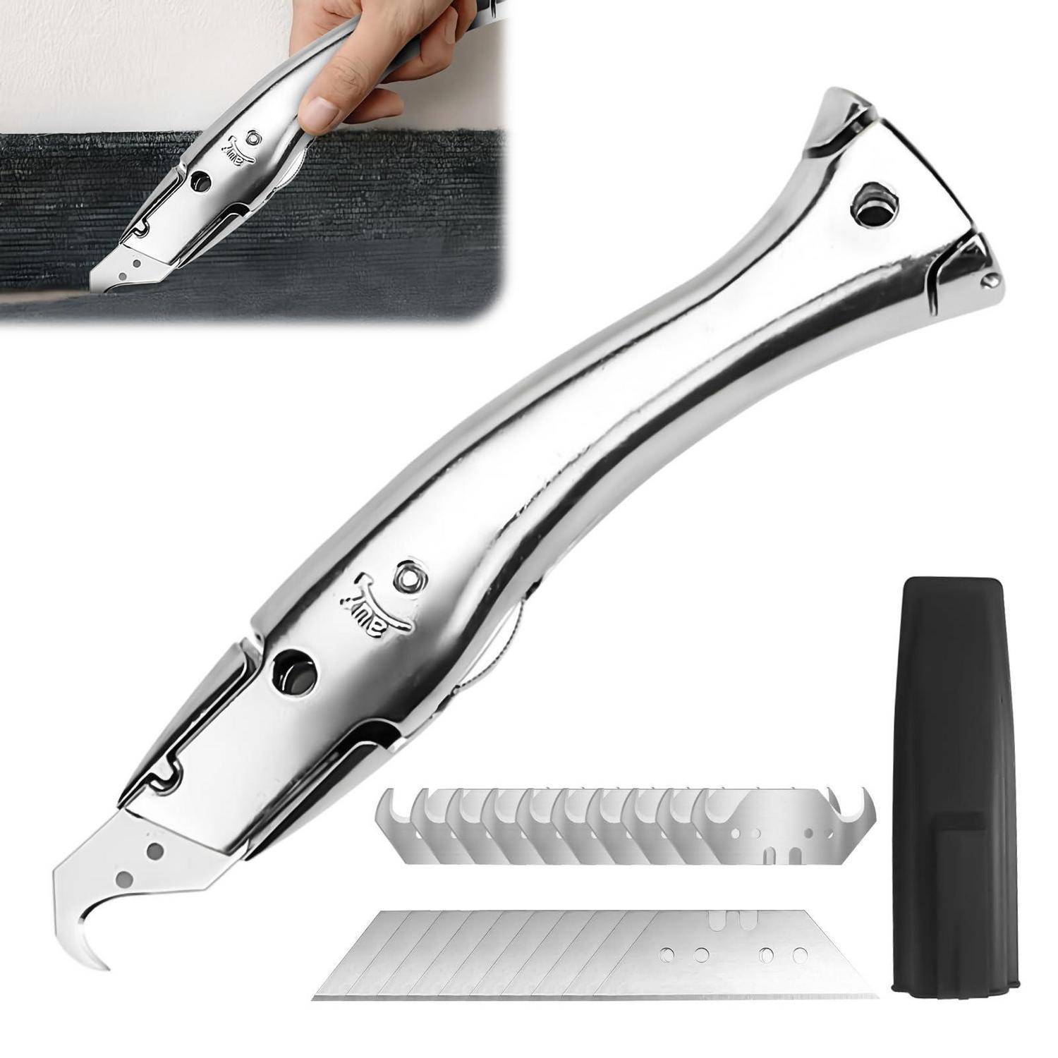 Chromhandgriff-Teppichmesser mit Hakenmesser, Ersatz-Wechselmesser und schwarze Schutzkappe; die Einlegezeigt das Schneiden von Teppich.