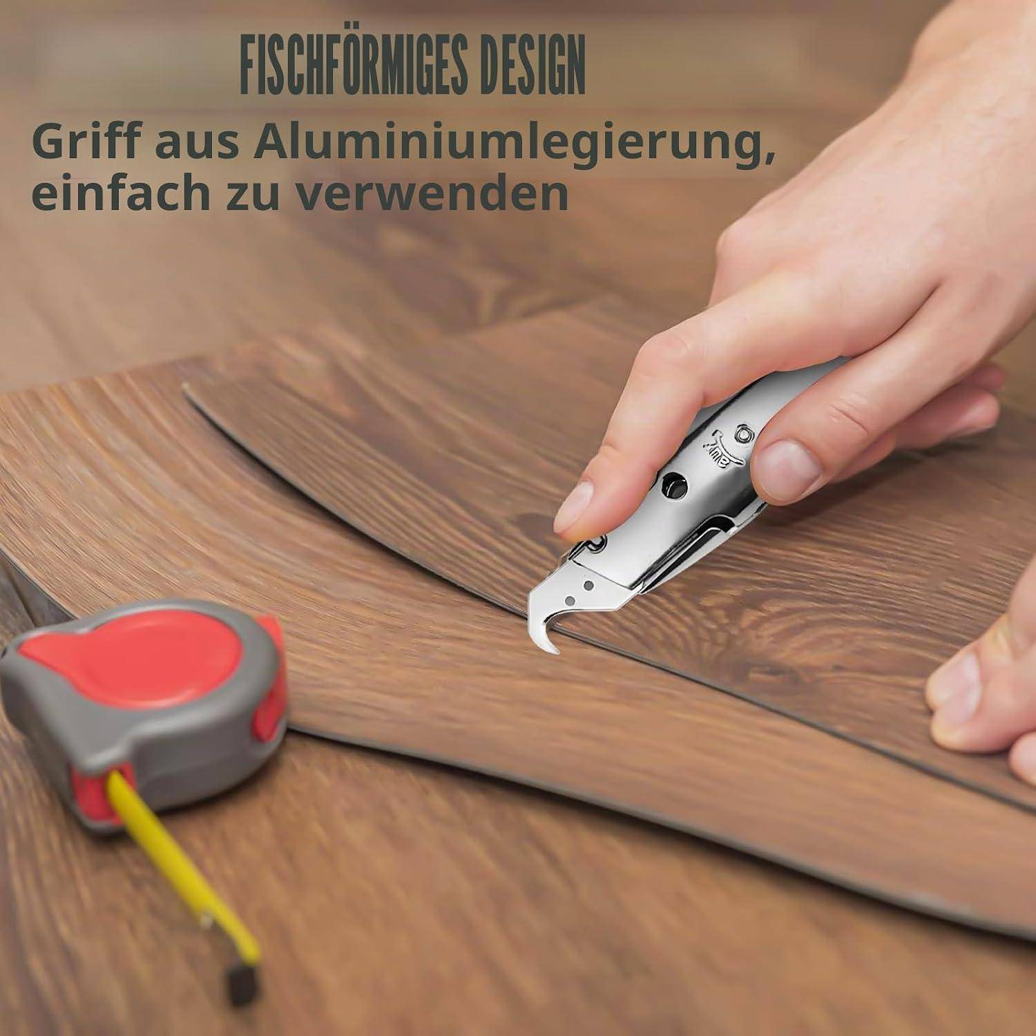 # Hand mit einem fischförmigen Aluminium-Universalmesser zum Schneiden von Holzfurnier auf einer Tischplatte, mit deutschem Text zur Förderung der einfachen Verwendung.