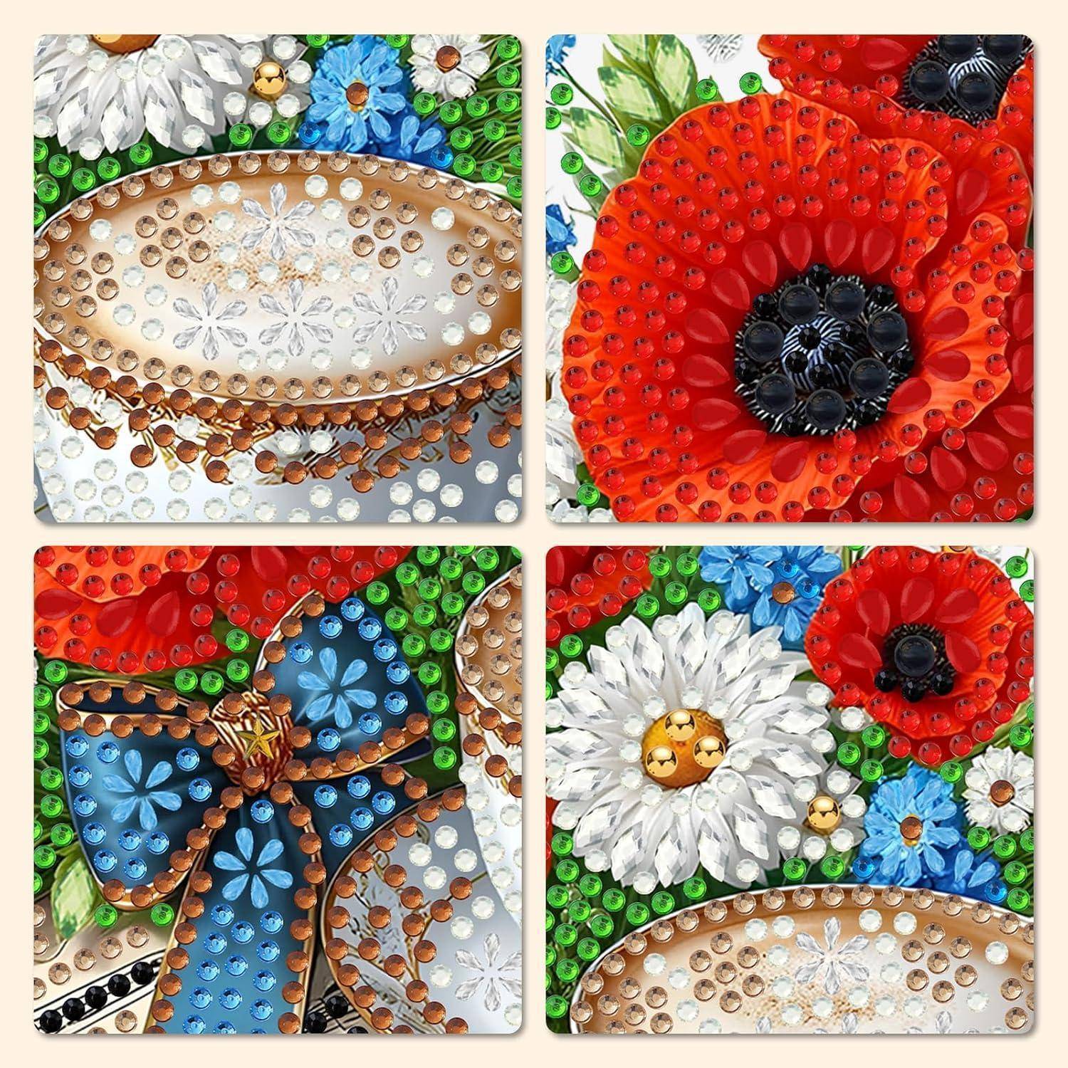 Vierteiliges Mosaik mit juwelenbesetzten Blumendesigns und einer blauen Schleife, mit leuchtend roten, weißen, blauen und goldenen Strasssteinen auf strukturierten Hintergründen.