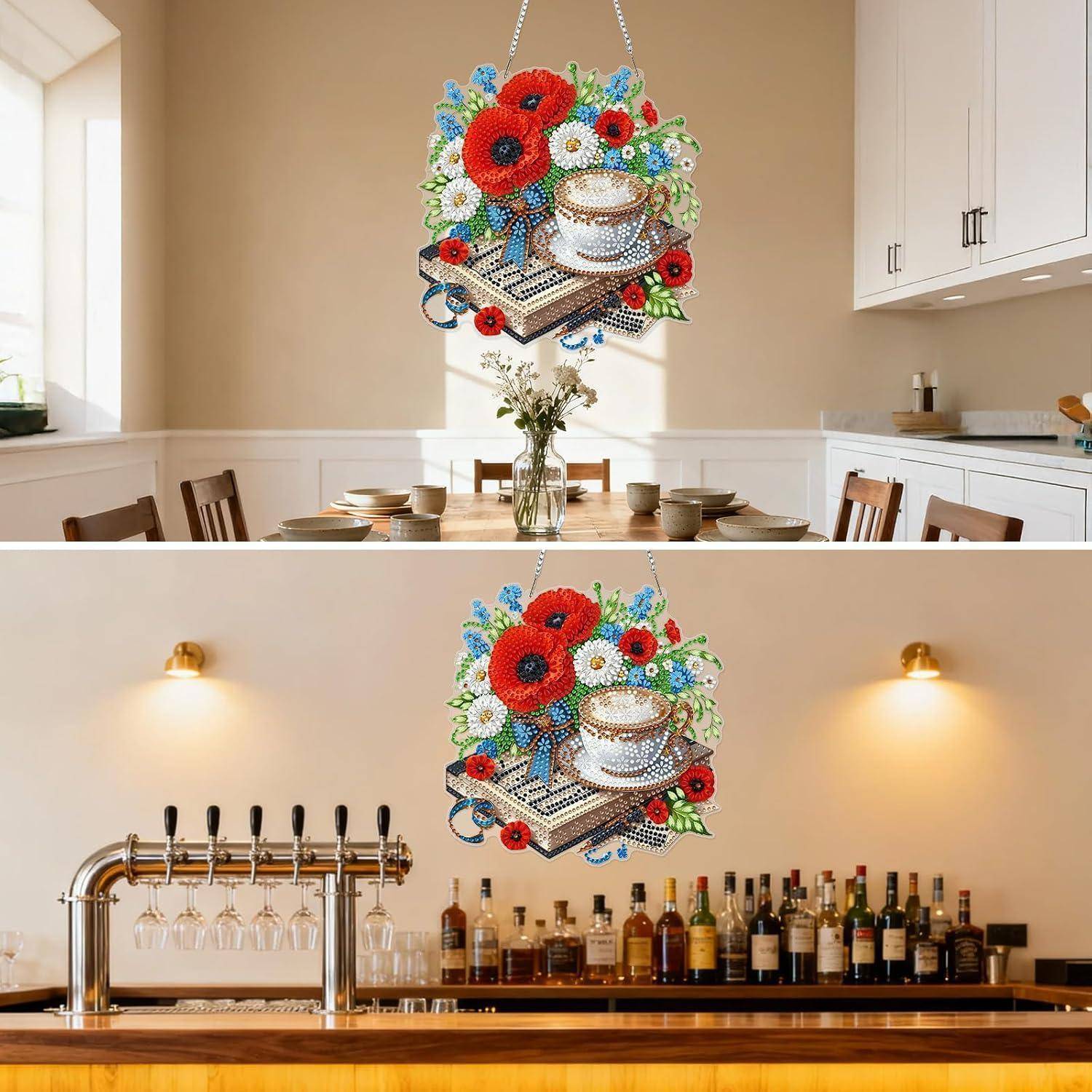 Dekorative hängende Blumenarrangement in Form einer Teetasse und Bücher, shown in zwei Räumen über einem Esstisch und einer Hausbar.
